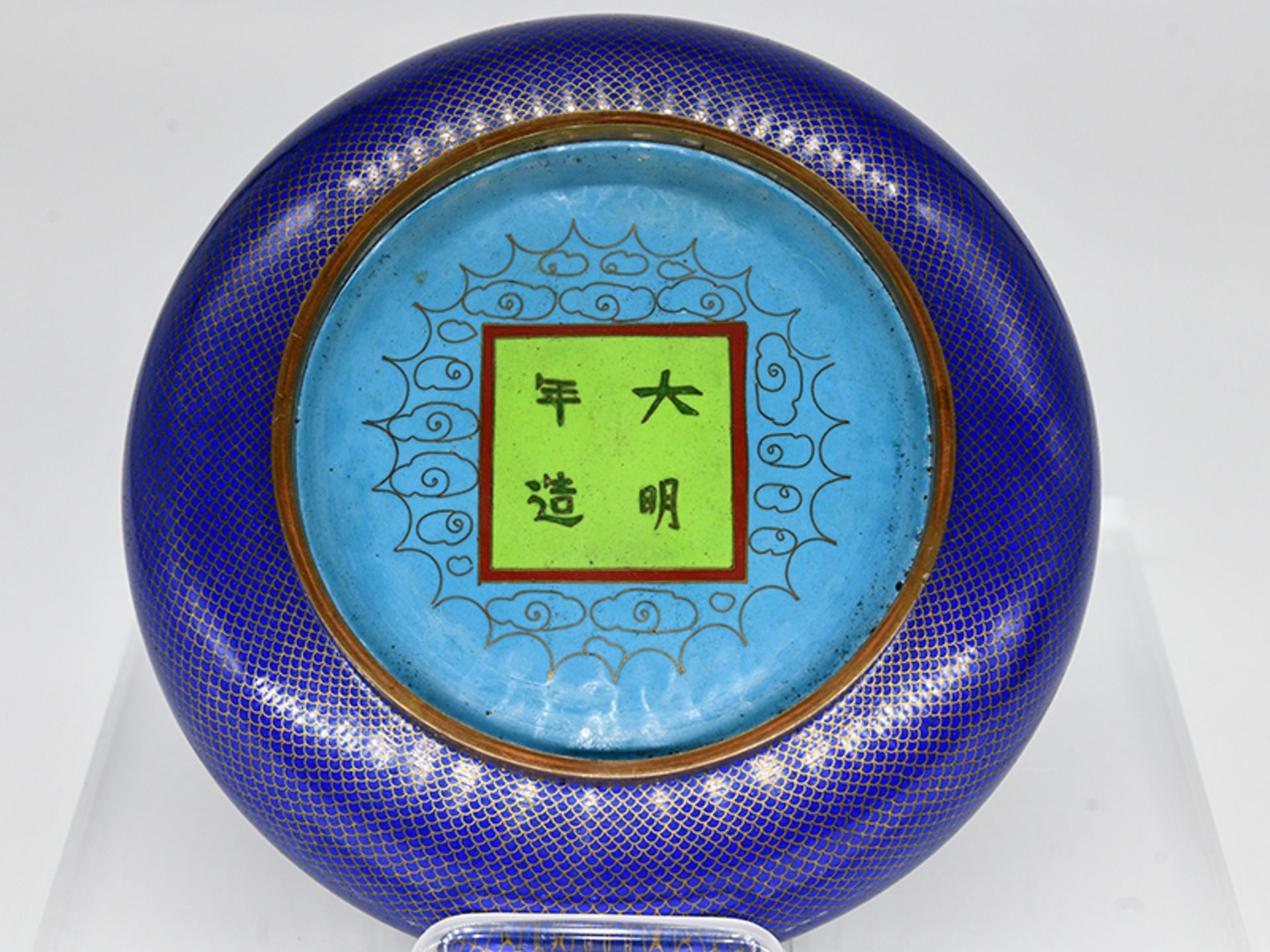 Cloisonné-Schale; China; 19. Jh.Kupfer/Messing mit blau-goldfarbigem Emaille-Cloisonné-Dekor; - Image 4 of 7