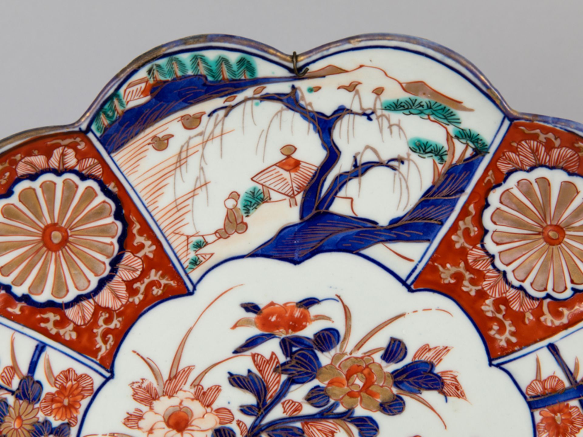 Größere Schale mit Imari-Dekor (Vasenmotiv); Japan/China; um 1900.Porzellan mit unter Glasur - Image 5 of 5