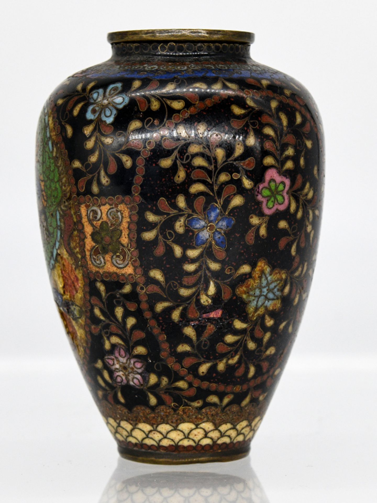 Kleine Cloisonné-Vase; China; wohl 19. Jh.Kupfer/Messing mit polychromem Emaille-Cloisonnédekor; u. - Image 5 of 5