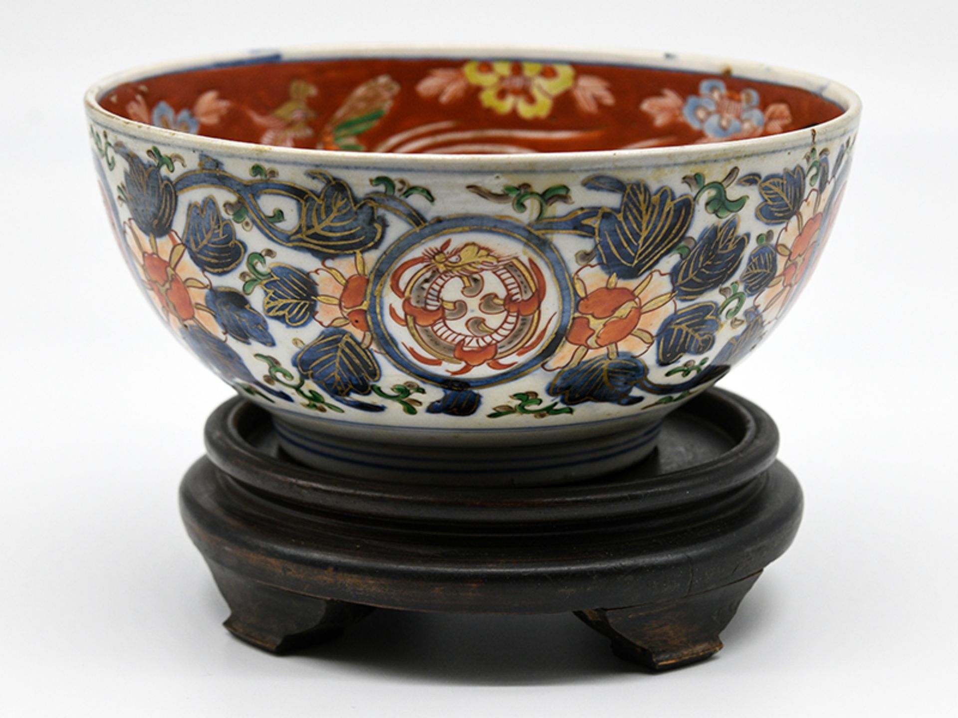 Kumme mit Imari-Dekor; China; wohl 19. Jh.Porzellan mit unter Glasur blauer sowie eisenroter und