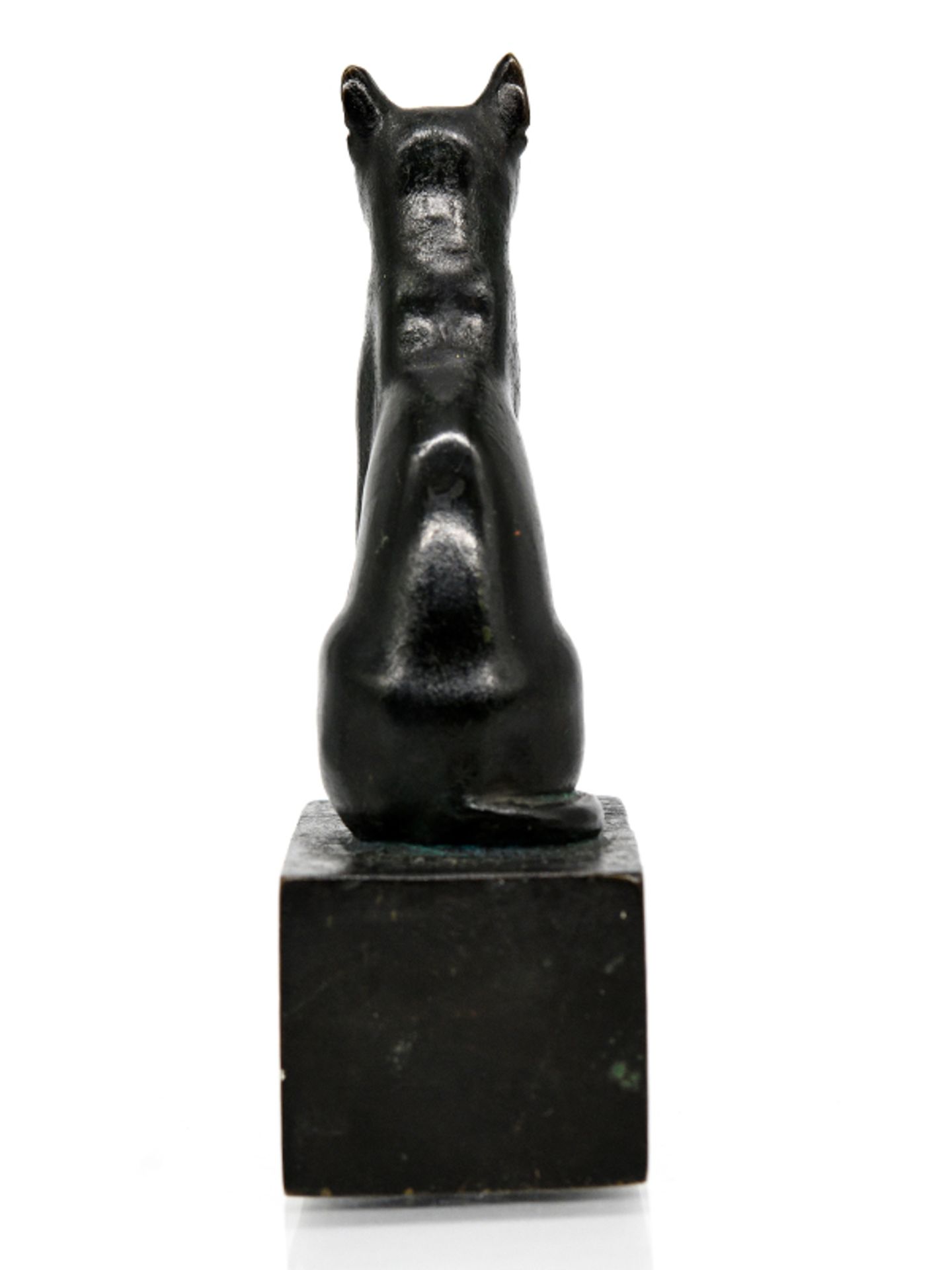 Kleine Bronzeplastik einer Bastet Katze; 20. Jh.Dunkel patinierte Bronze; auf einem Quadersockel - Image 5 of 7