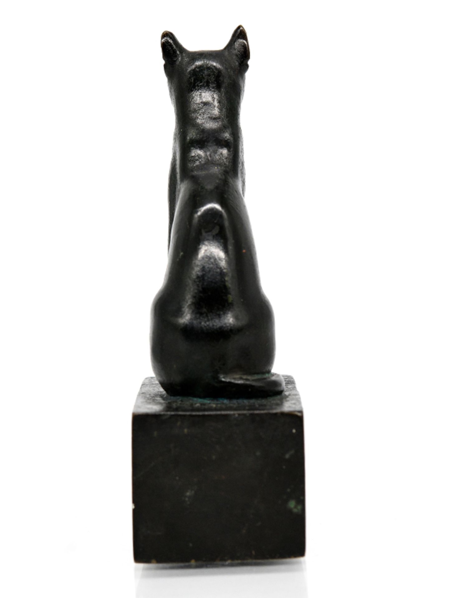 Kleine Bronzeplastik einer Bastet Katze; 20. Jh.<br><br>Dunkel patinierte Bronze; auf einem Quaderso - Bild 5 aus 7
