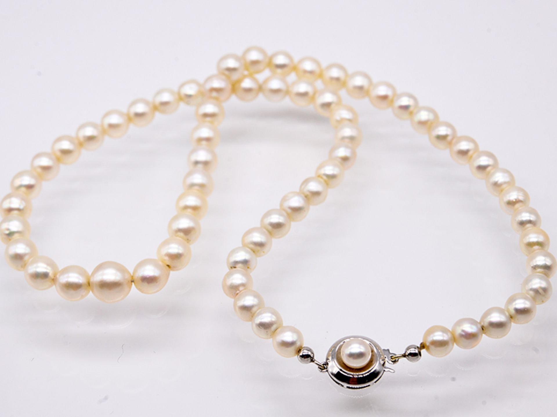 Akoja-Perlenkette; 90- er Jahre.Akoja-Perlen; im Verlauf. Silbergraufarben mit feinem Lüster.
