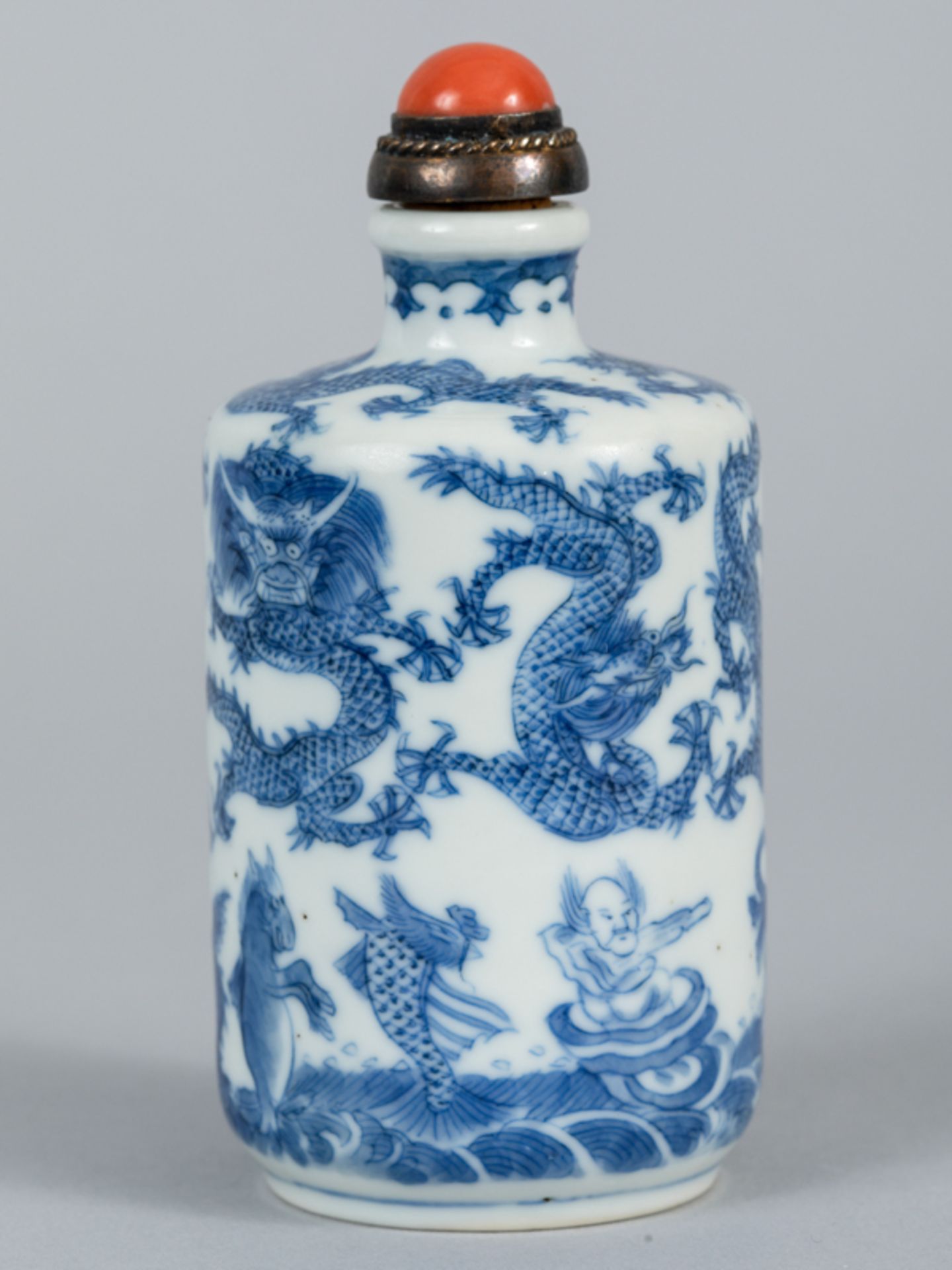 Größere Snuffbottle (Tischflasche) mit Drachen- u. Tier-/Figuren-Dekor; Chien Lung-Periode; China - Image 8 of 9