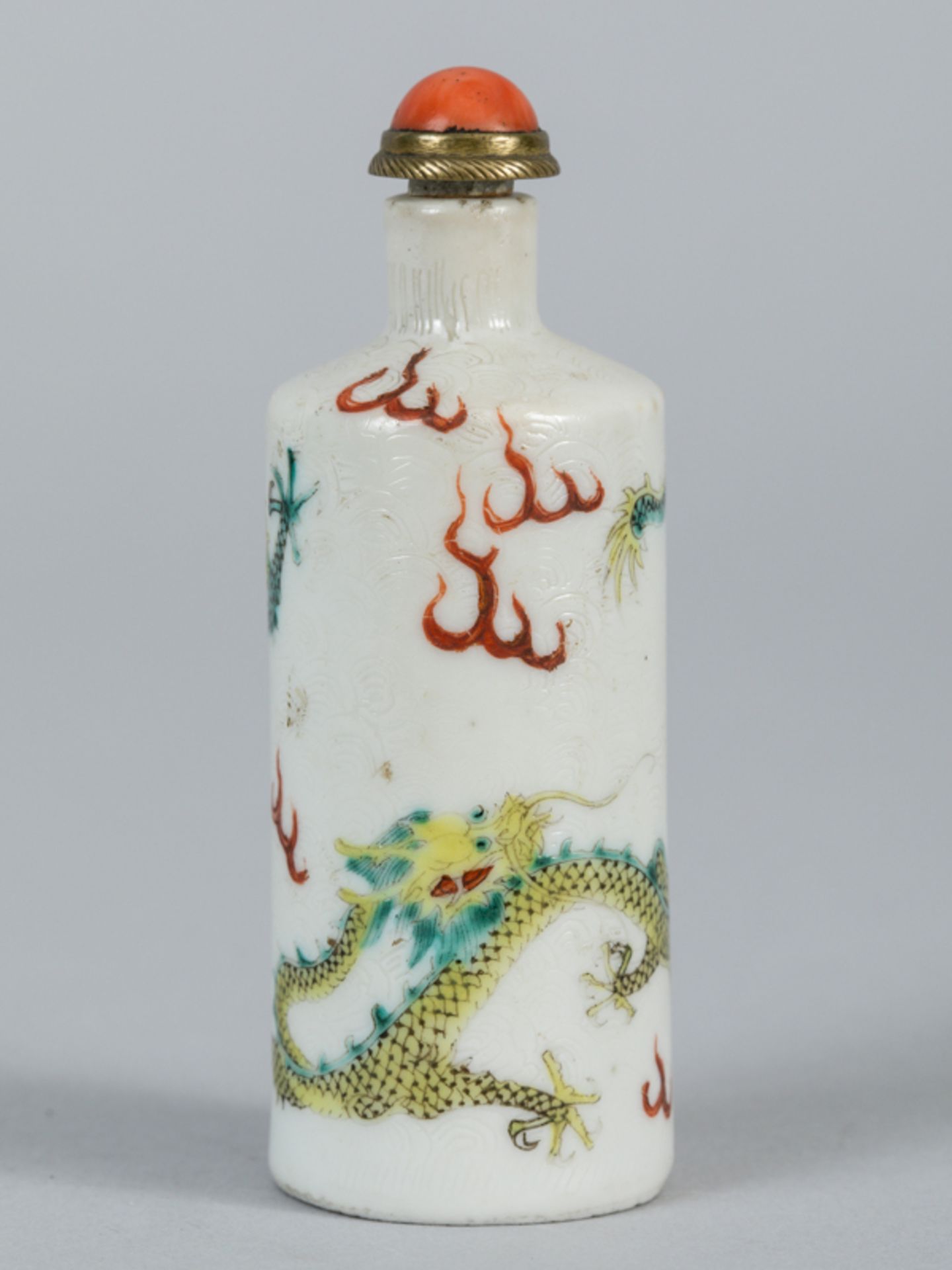 Snuffbottle mit "famille verte"-Drachen-Dekor; Chien Lung-Marke; China 19./20. Jh.Porzellan mit - Image 8 of 9