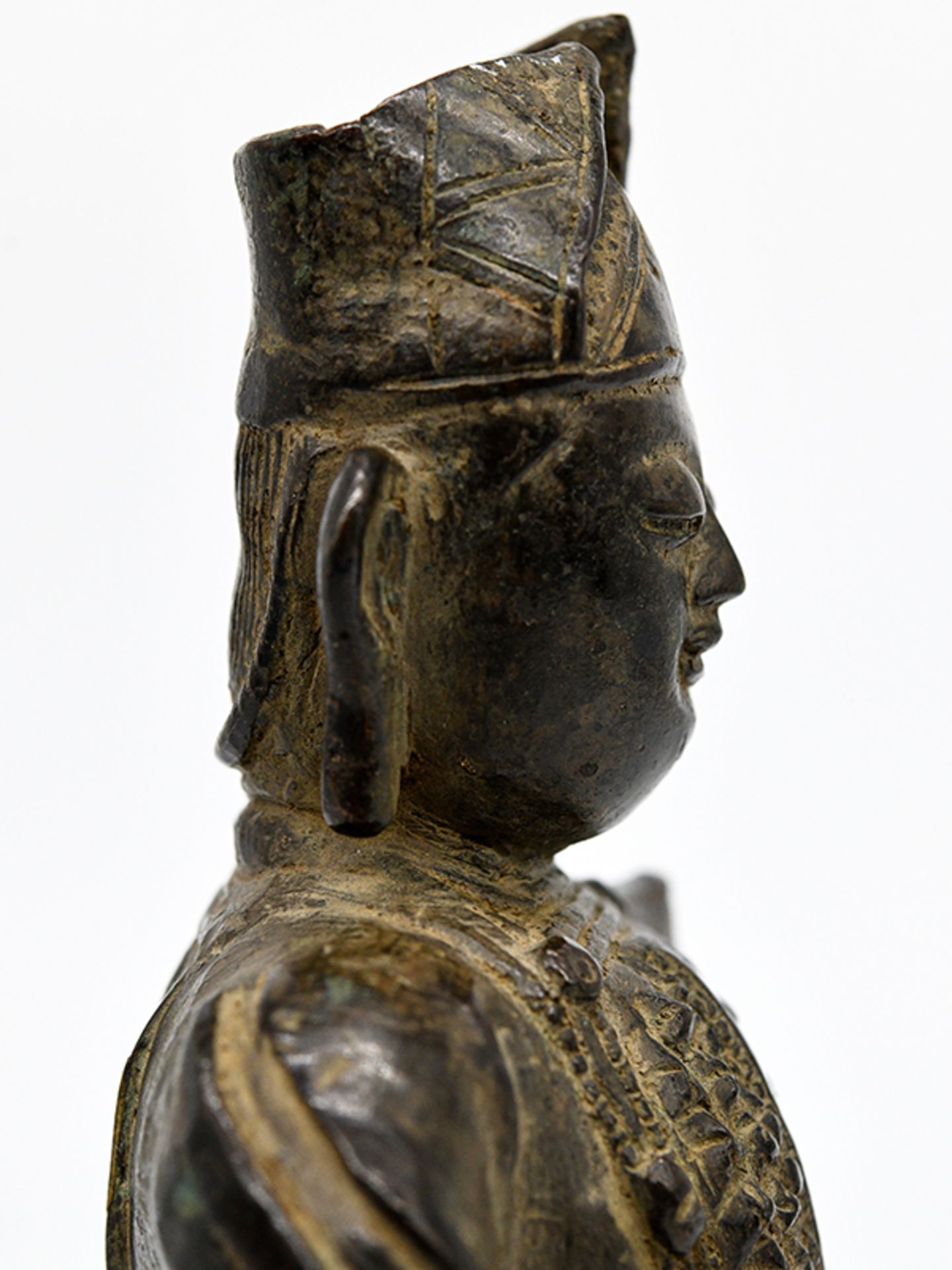 Ahnen-/Tempelfigur im Stil der Ming-Zeit; Tibet oder China; wohl 19./20. Jh.Bronze mit Alterspatina; - Image 8 of 10