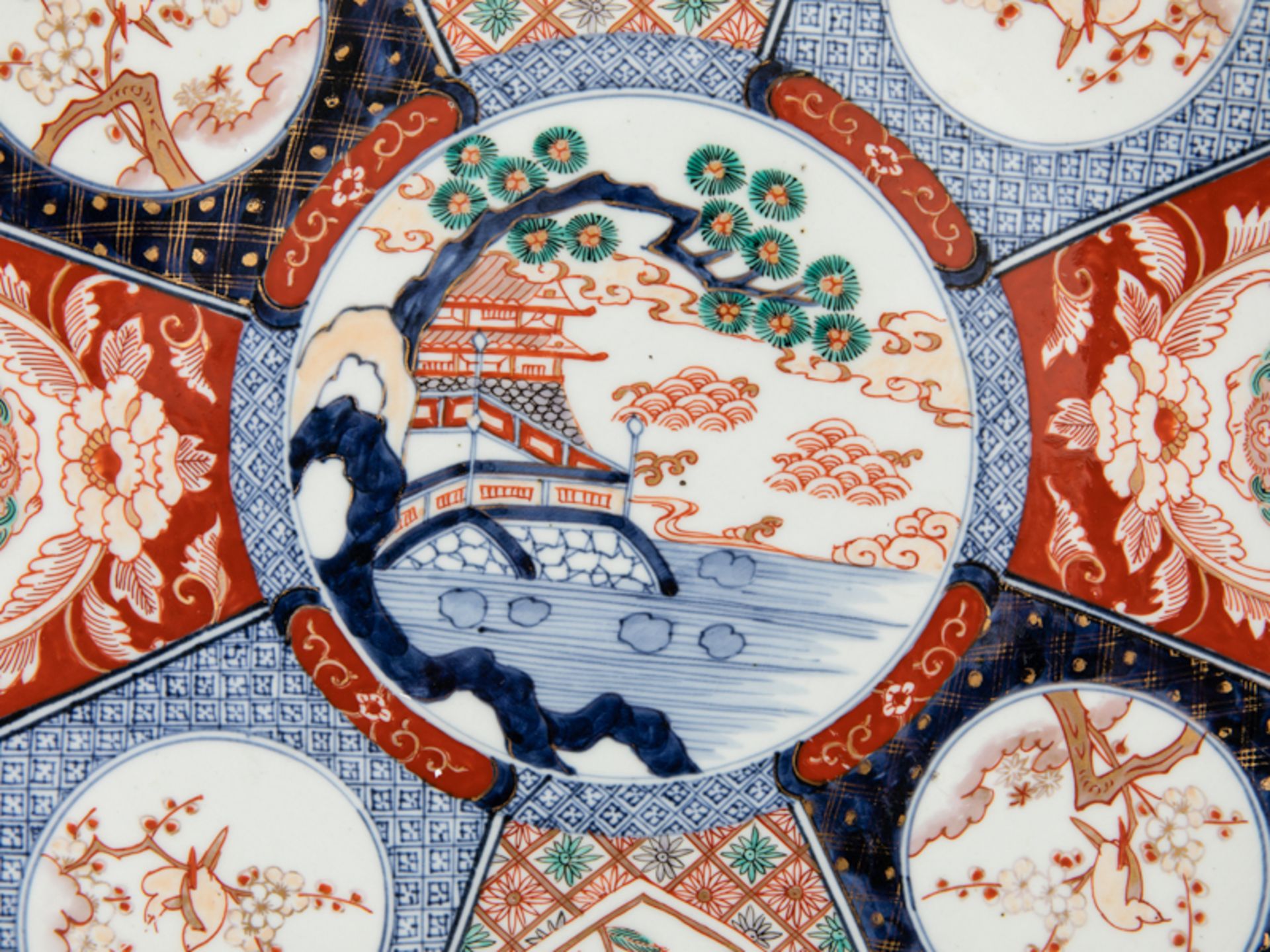 Großer Teller mit Imari-Dekor; Japan; um 1900.Porzellan mit unter Glasur kobaltblauem Dekor; - Image 2 of 5