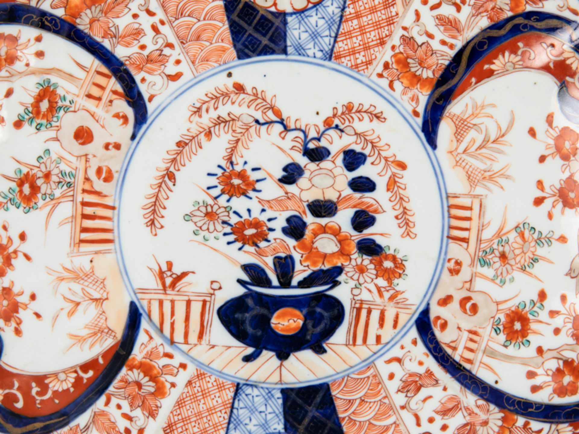 Großer Imari-Teller; China; Ende 19. Jh.<br><br>Porzellan mit unter Glasur blauem sowie eisenrotem u - Bild 2 aus 5