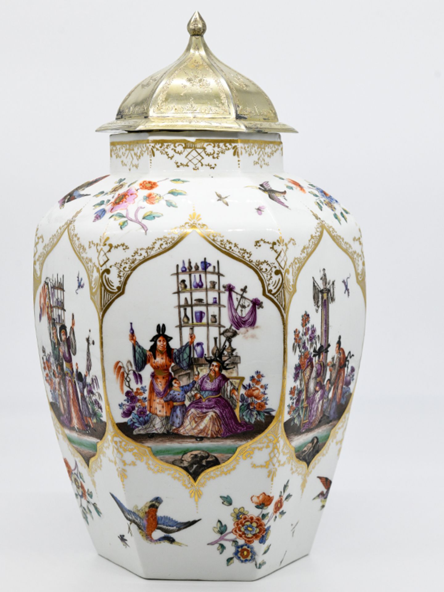 Große Augustus-Rex-Deckelvase mit Höroldt-Chinoiserien; Meissen; um 1730.<br><br>Weißporzellan mit p