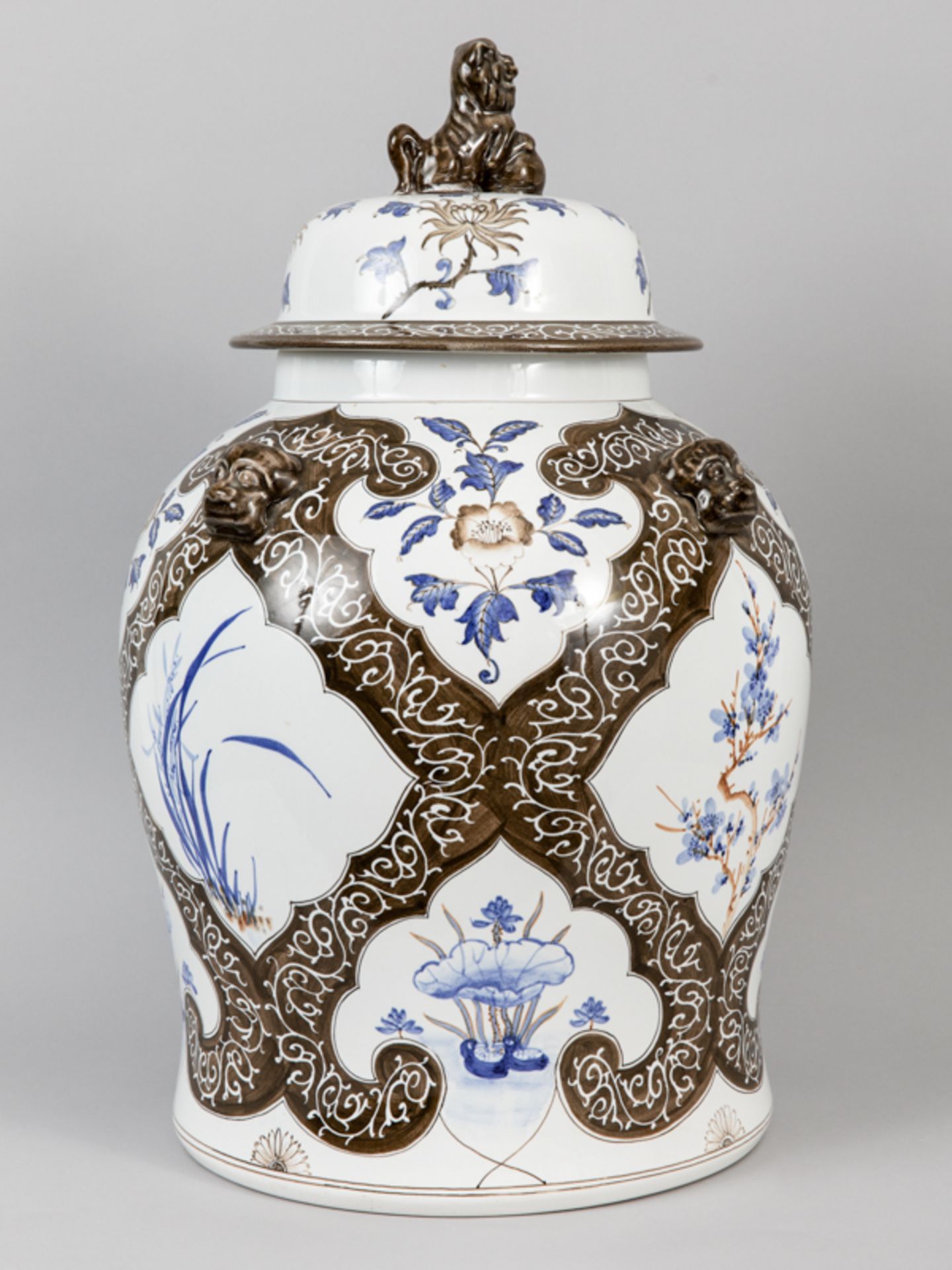 Große Deckelvase mit chinoisem Dekor; 2. Hälfte 20. Jh.Steingut mit unter Glasur braunem und - Image 3 of 10