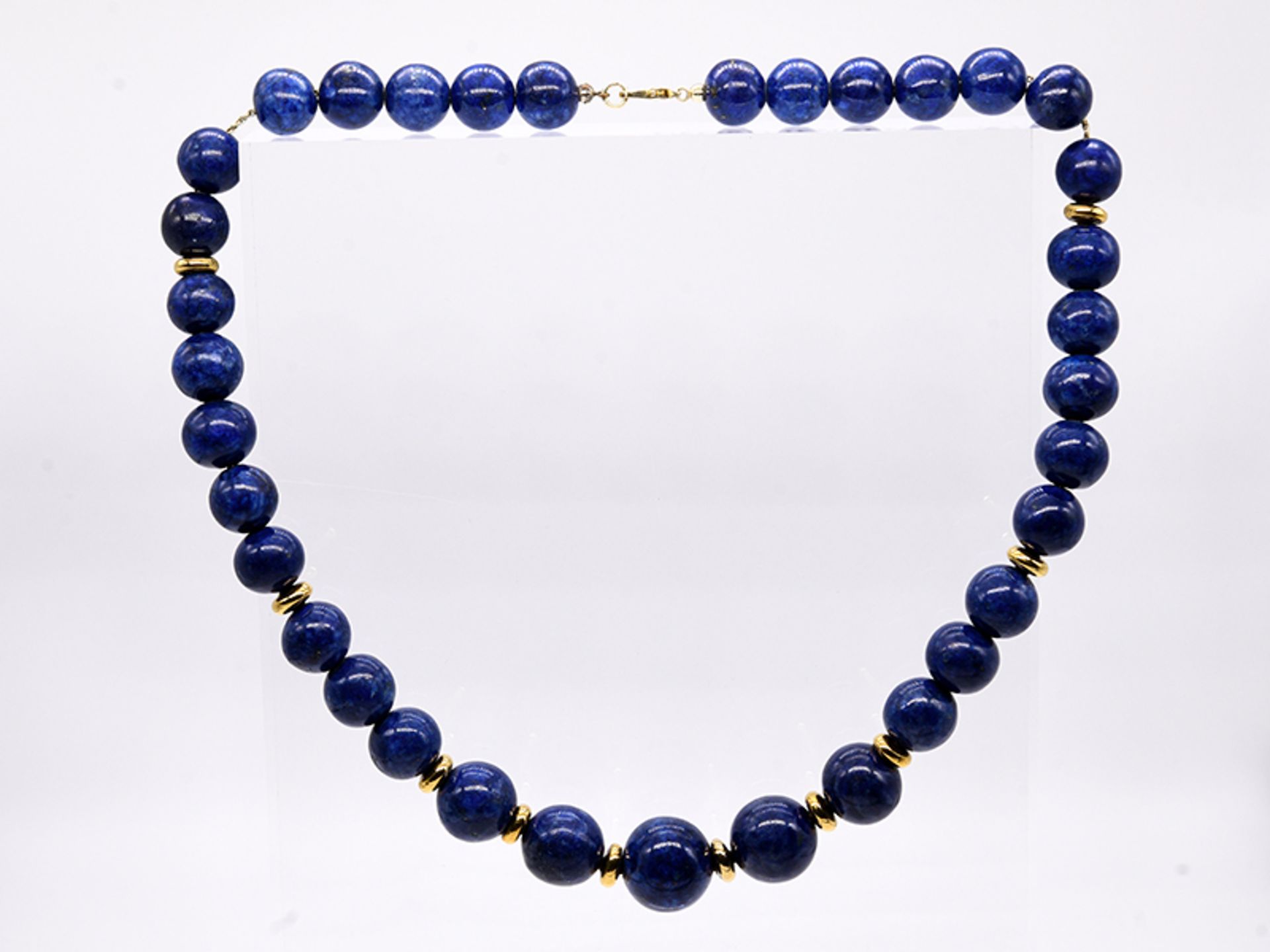 Collier mit Lapislazuli-Kugeln; 21. Jh.Lapislazuli-Kugeln; im Verlauf. Auf metallfarbener