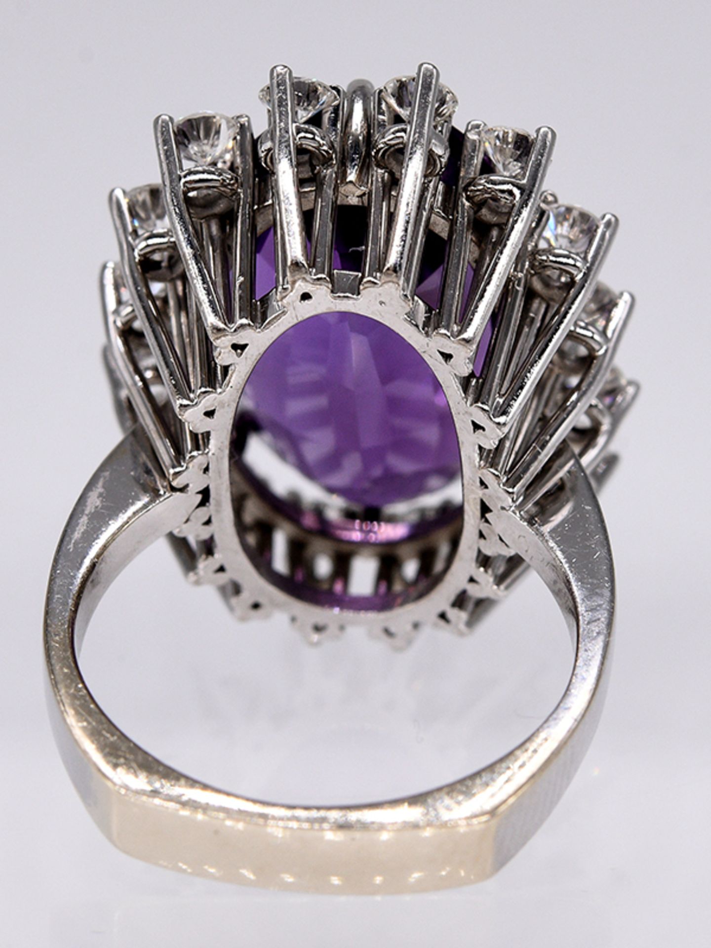 Ring mit Amethyst und 16 Brillanten; zus. ca. 0;96 ct; Juweliersarbeit von Juwelier Achenbach; - Image 3 of 3