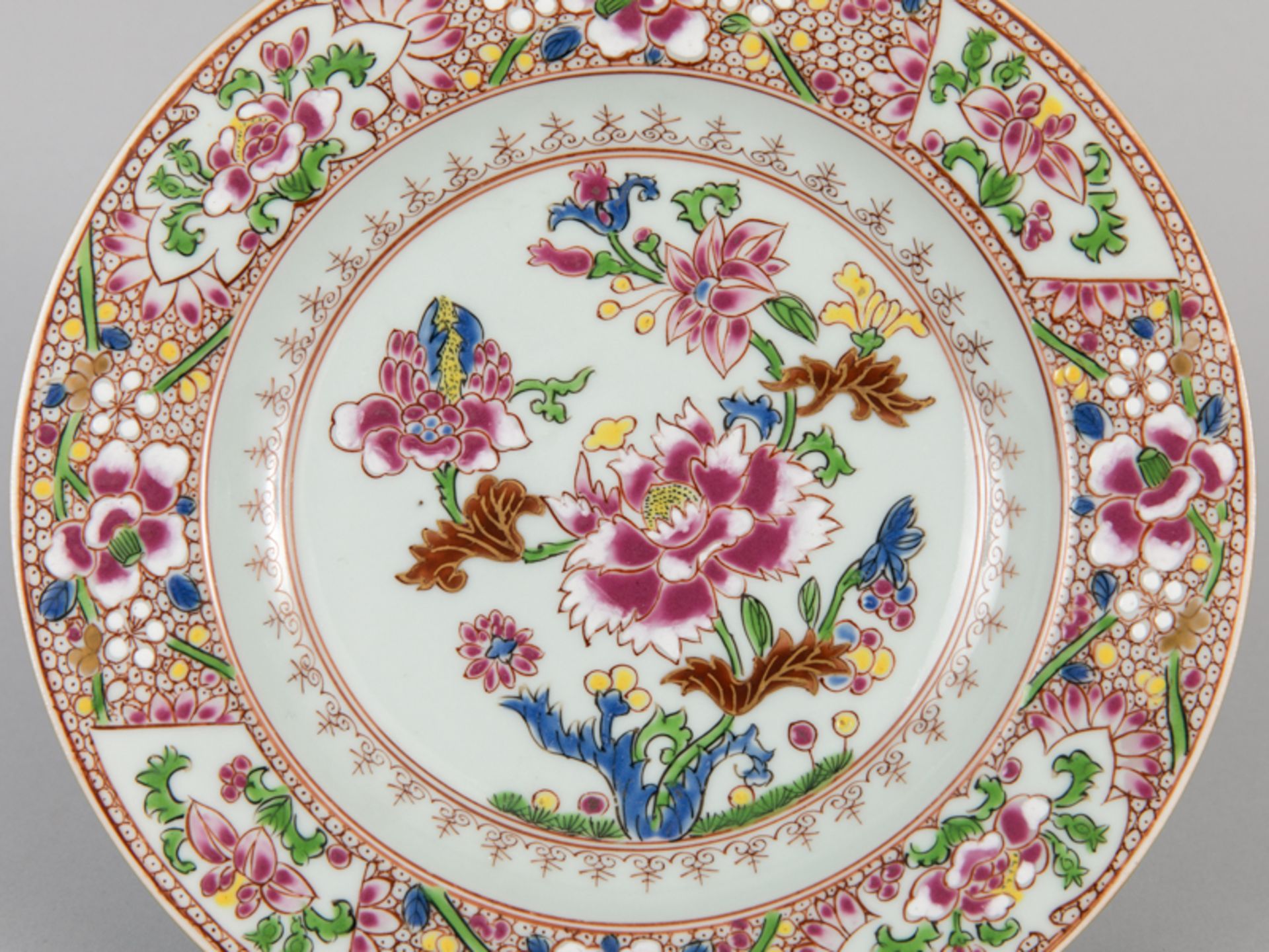 Teller mit "famille rose"-Dekor; China; 20. Jh.Porzellan mit polychromem Schmelzfarbendekor und - Image 2 of 4