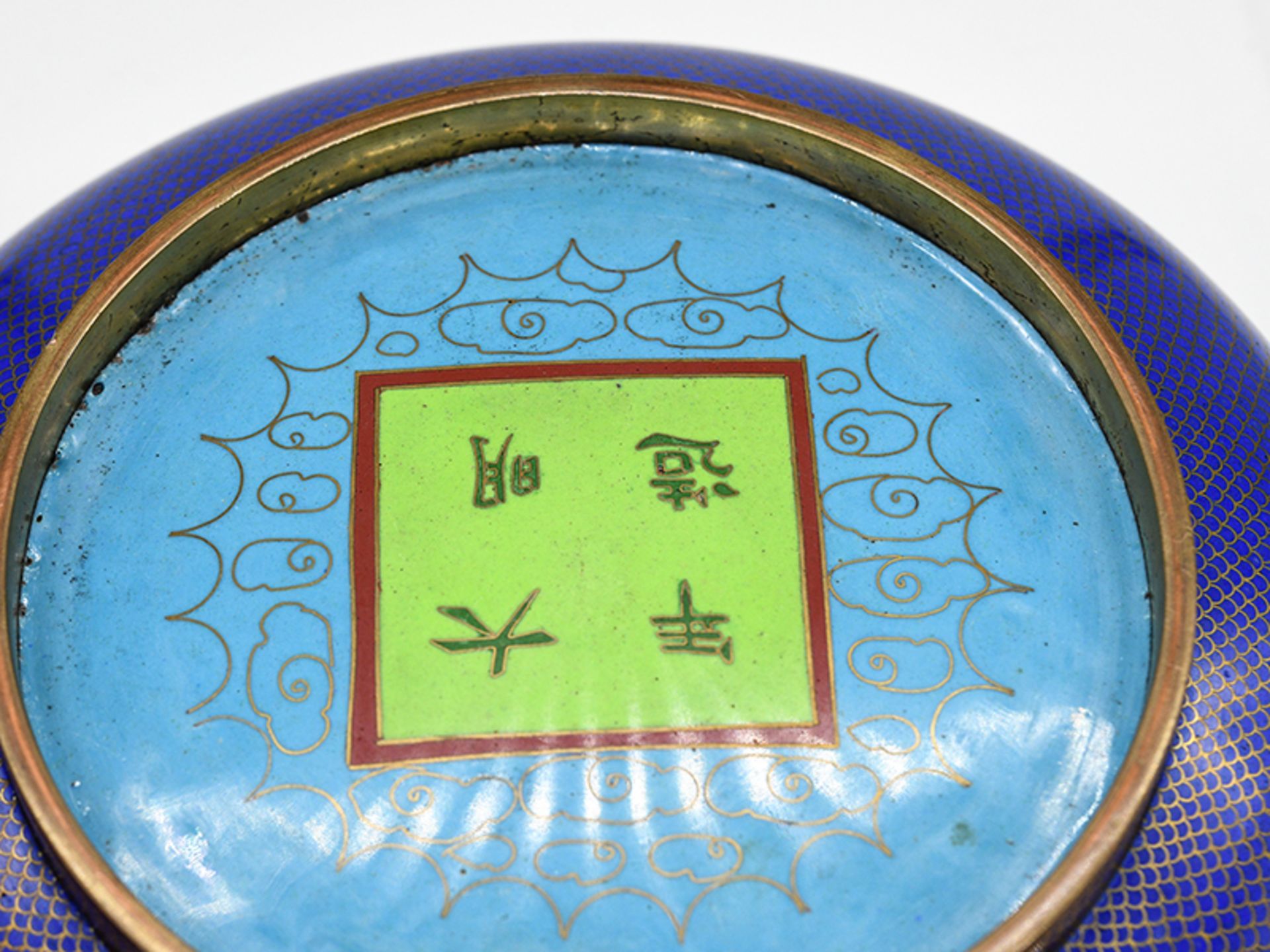 Cloisonné-Schale; China; 19. Jh.Kupfer/Messing mit blau-goldfarbigem Emaille-Cloisonné-Dekor; - Image 7 of 7