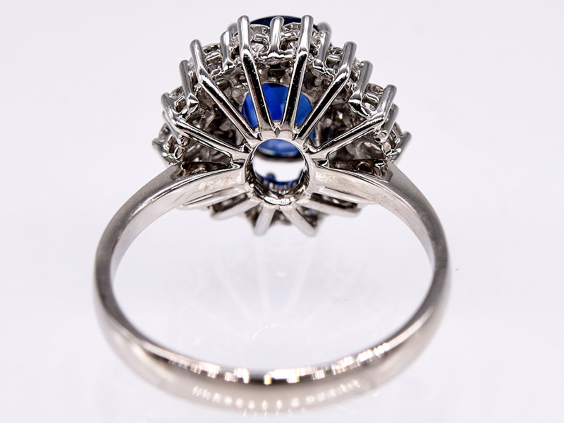 Ring mit hochwertigem Burma-Saphir ca. 2;13 ct und 18 Brillanten; zus. ca. 1;04 ct; Juwelier Carl - Image 6 of 6