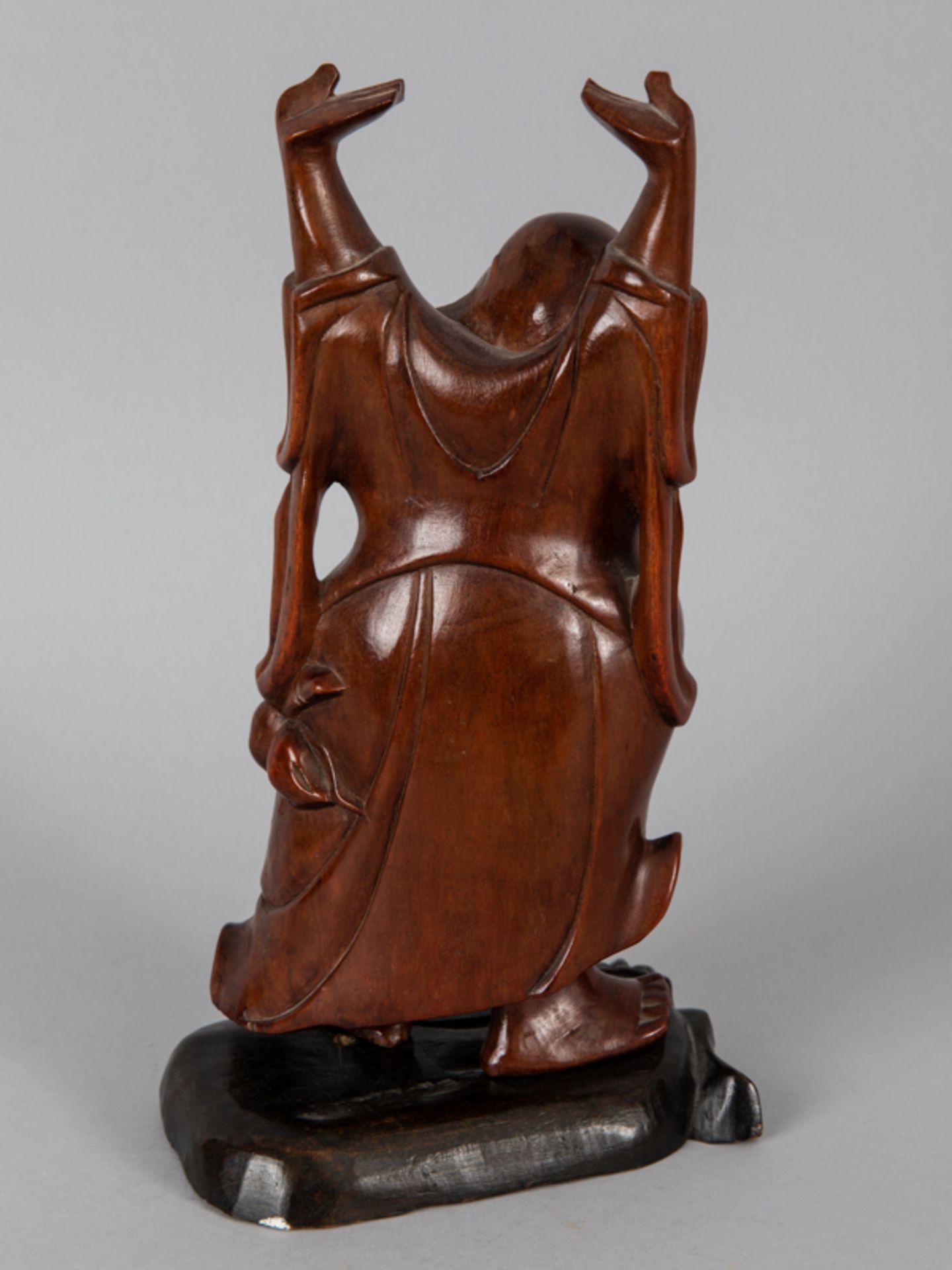 Holzplastik "Hotei"; China; 20. Jh.Holz; geschnitzt; dunkelbraun und braunrotfarbig gebeizt; - Image 6 of 7