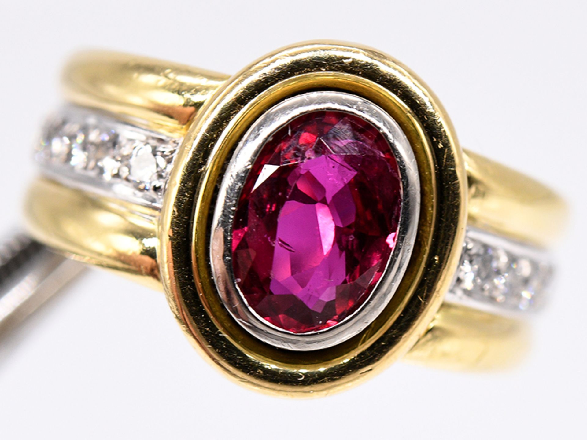 Ring mit sehr hochwertigem Rubin ca. 1;1 ct und 10 Brillanten; zus. ca. 0;16 ct; 90- er Jahre. - Image 2 of 6