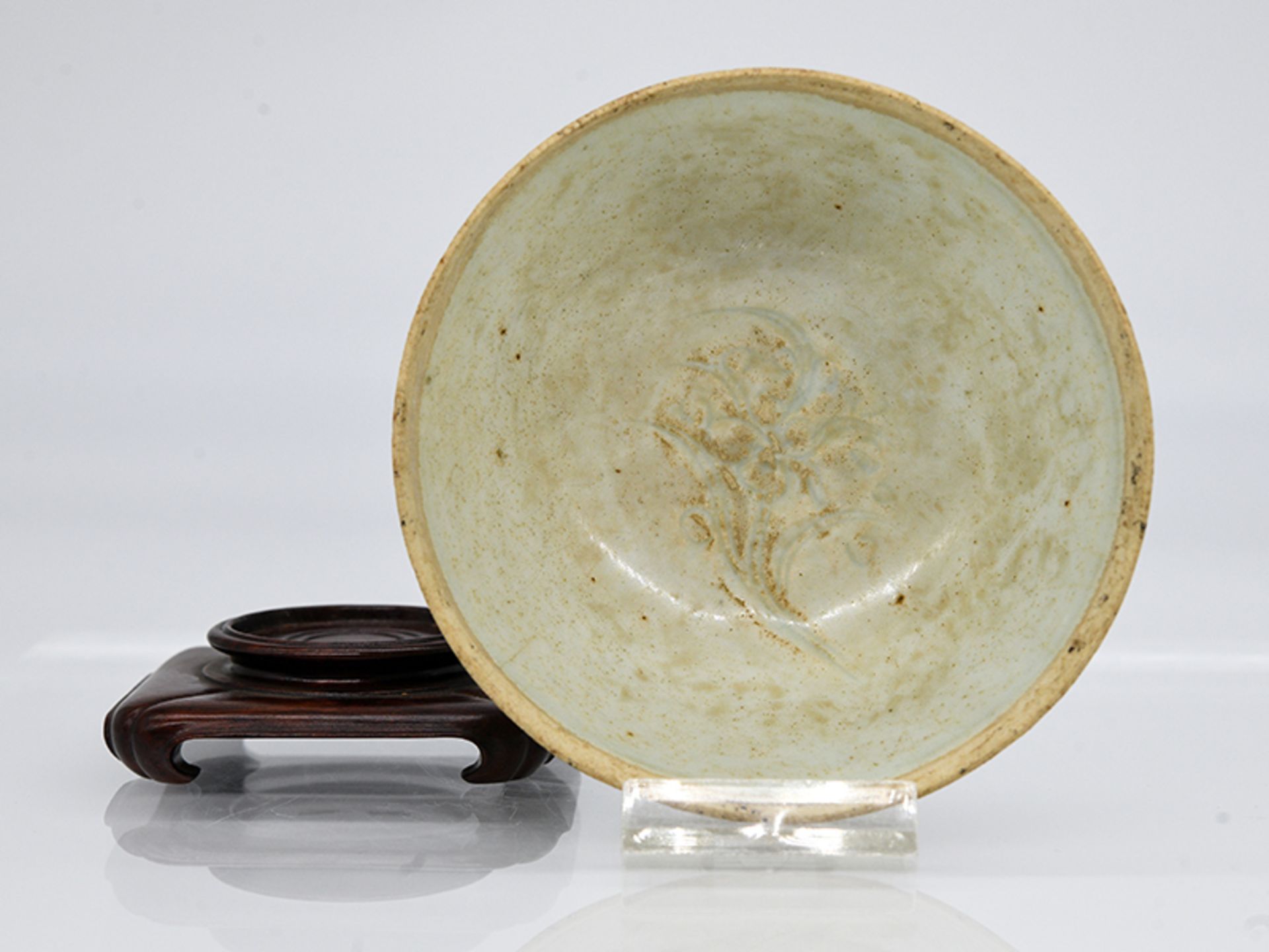 Kleine Schale ("Qingbai ware"); China; Song-/Yuan-Dynastie (960 - 1368).Porzellan mit blass grün- - Image 4 of 6