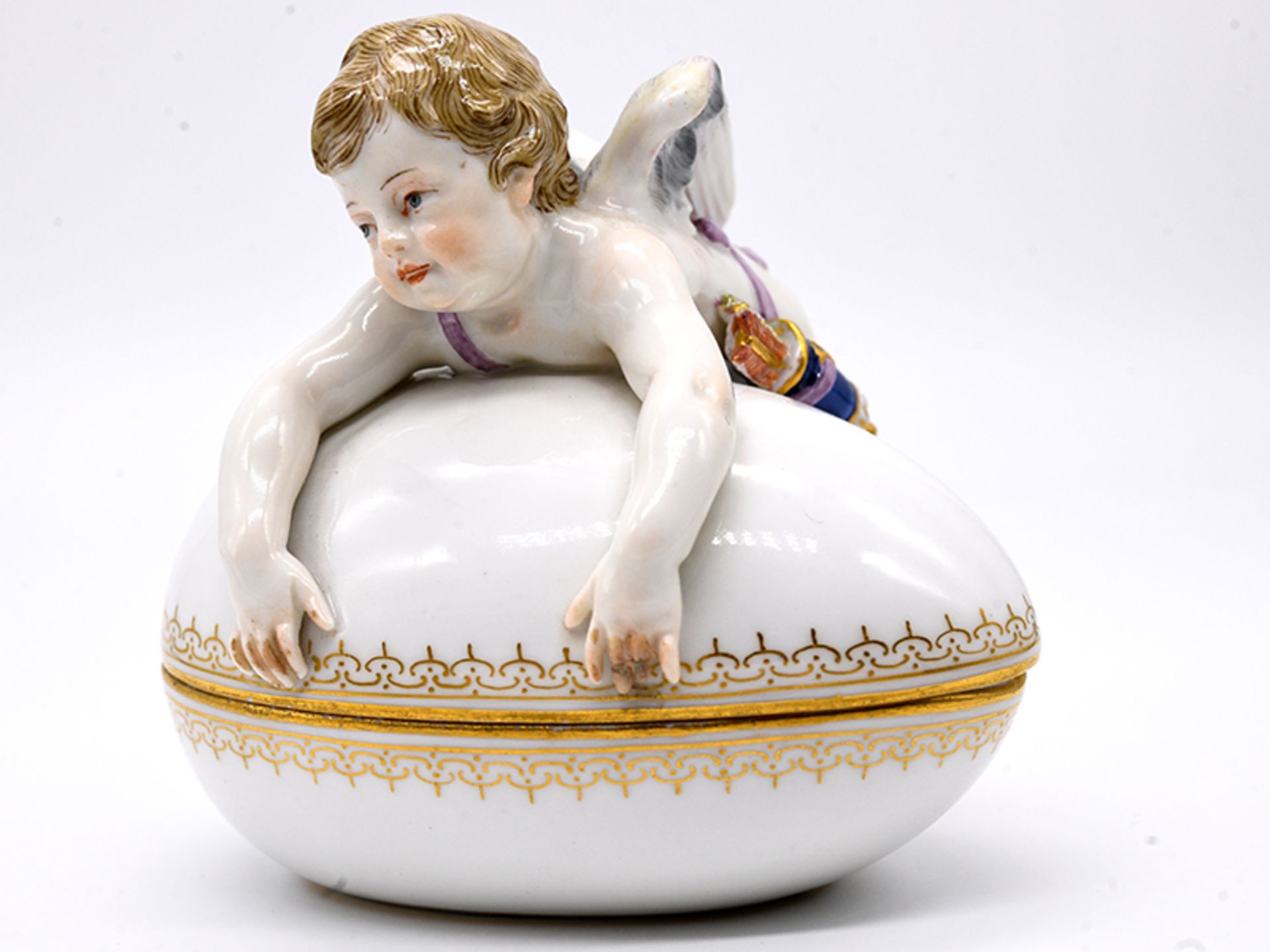 Figürliche Jugendstil-Deckeldose mit Amor; Meissen; um 1900.Weißporzellan mit Farb- und - Image 2 of 11