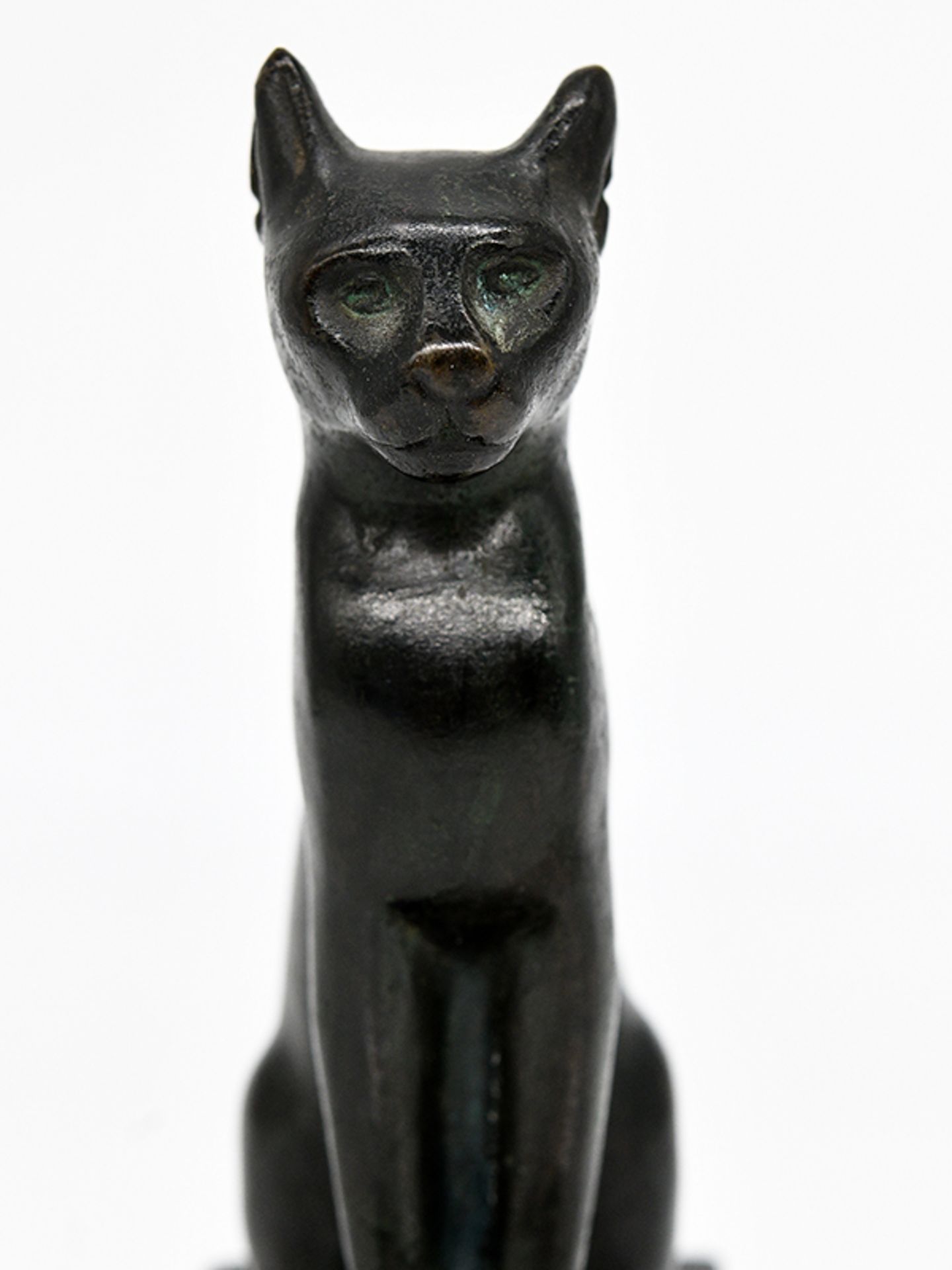 Kleine Bronzeplastik einer Bastet Katze; 20. Jh.Dunkel patinierte Bronze; auf einem Quadersockel - Image 2 of 7