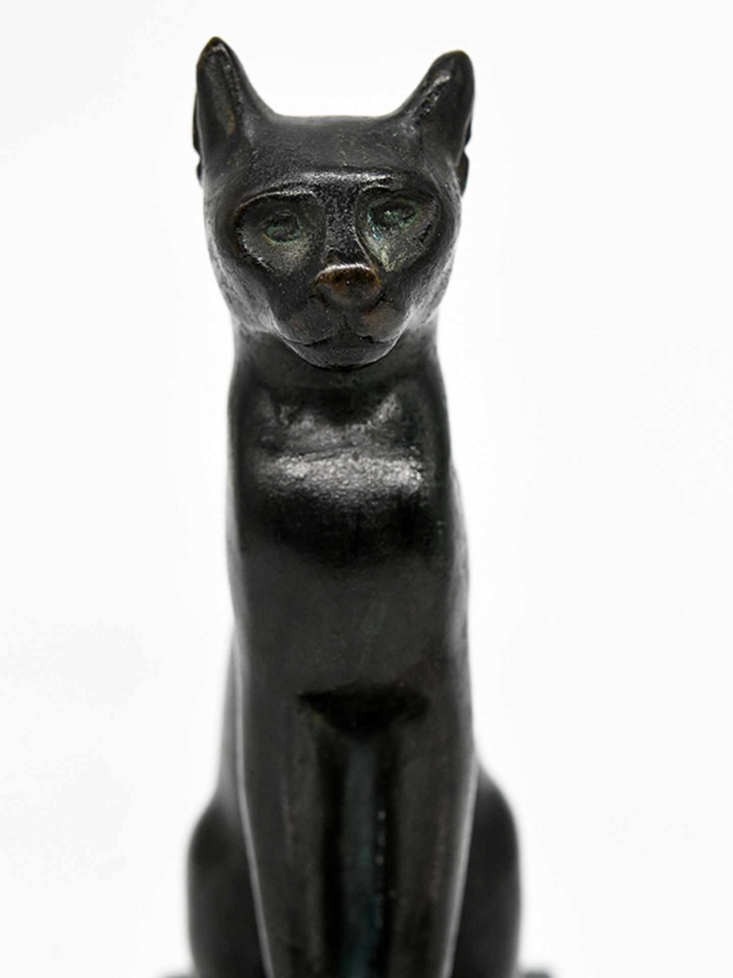 Kleine Bronzeplastik einer Bastet Katze; 20. Jh.<br><br>Dunkel patinierte Bronze; auf einem Quaderso - Bild 2 aus 7