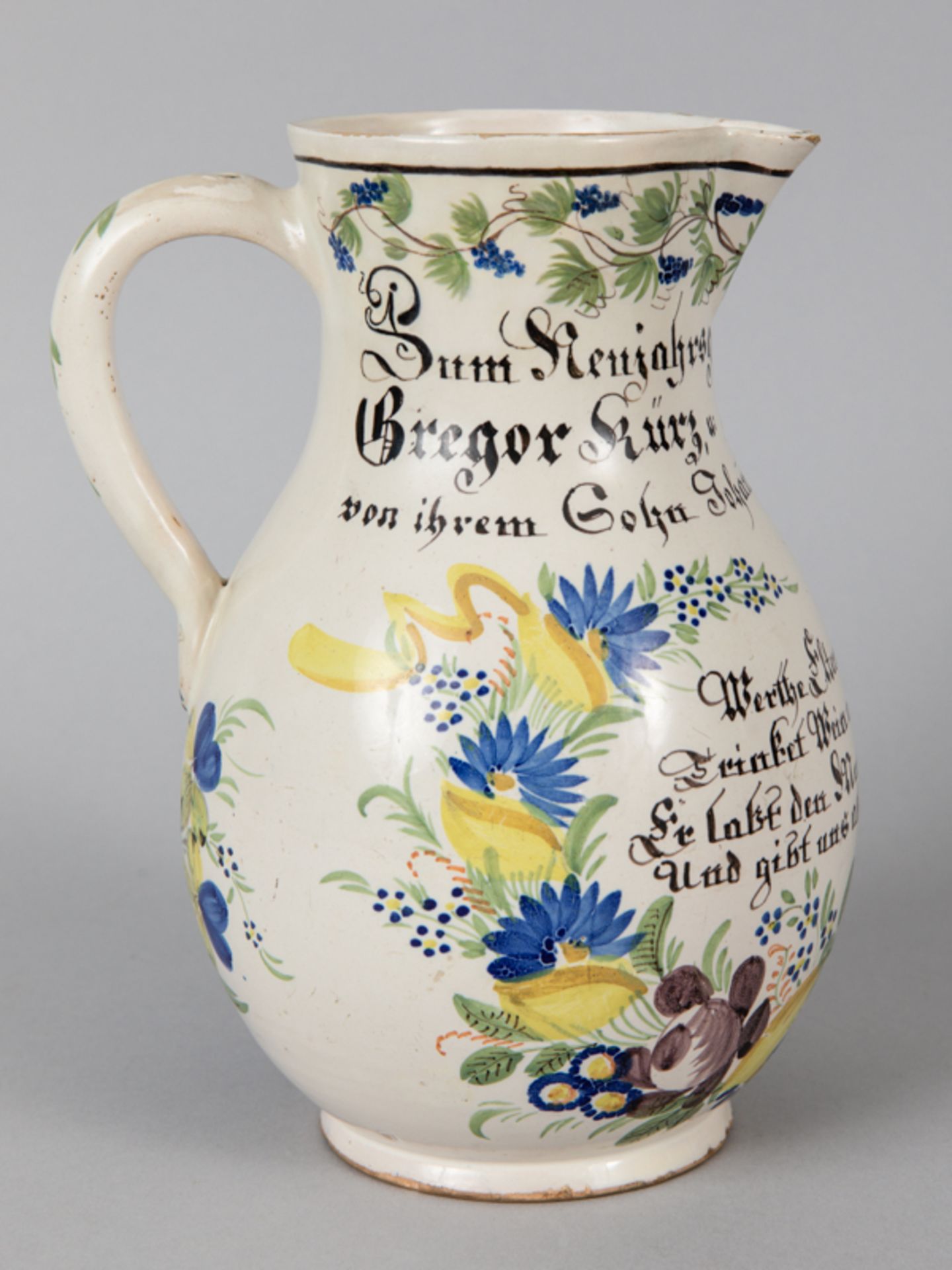 Durlacher Neujahrs-Birnkrug; 1842.<br><br>Fayence; farbig bemalt mit Blumenmotiven; Weinrankenbordür - Bild 4 aus 7