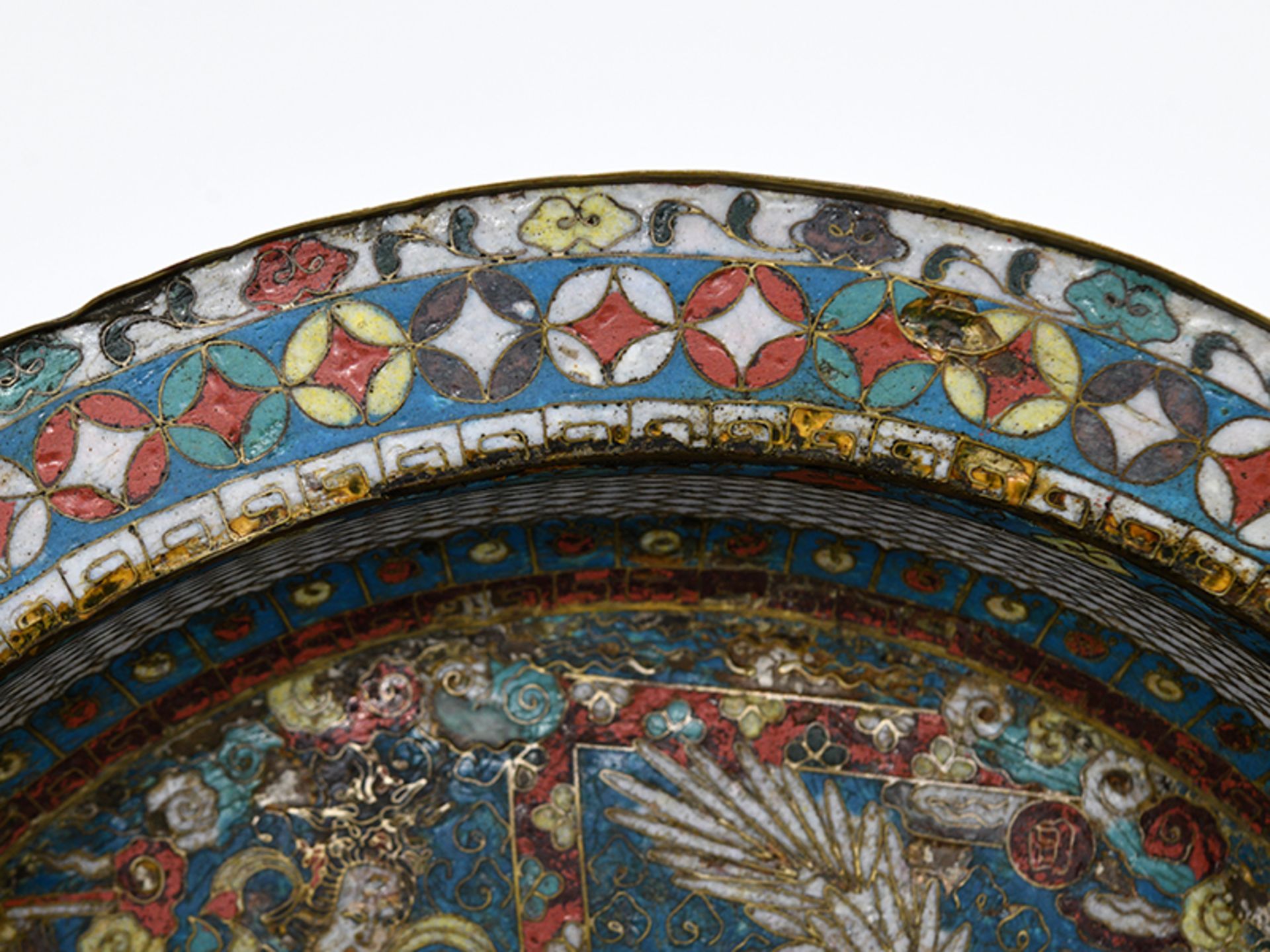 Große Emaille-Cloisonné-Beckenschale; China; frühes 17. Jh.Messing; innen und auf der Fahne farbiger - Image 3 of 11