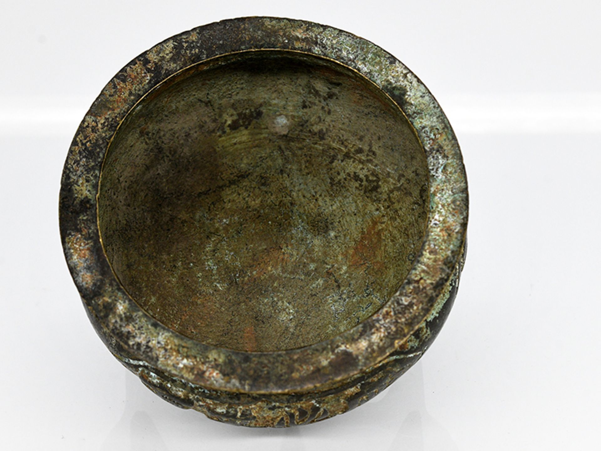 Koro - Räucherschale; China; wohl 19./20. Jahrhundert.Bronze mit heller rötlicher und grünlicher - Image 5 of 5