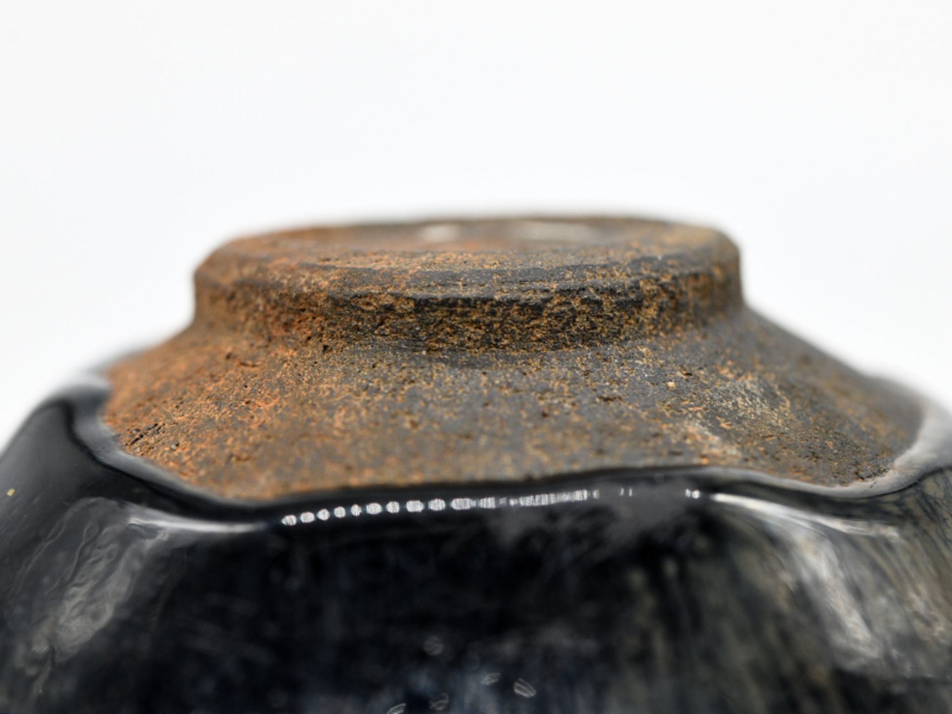 Tenmoku-Teeschale ("Jian-ware"); China; Song Dynastie (960 - 1279).Steinzeug mit schwarz-braun - Image 6 of 6