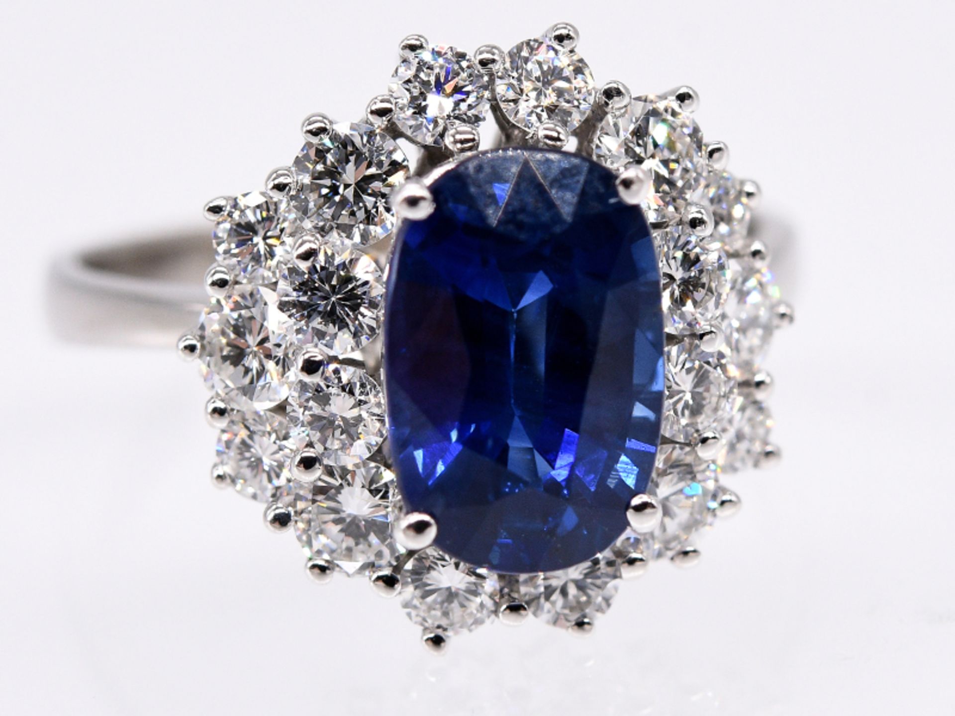 Ring mit hochwertigem Burma-Saphir ca. 2;13 ct und 18 Brillanten; zus. ca. 1;04 ct; Juwelier Carl