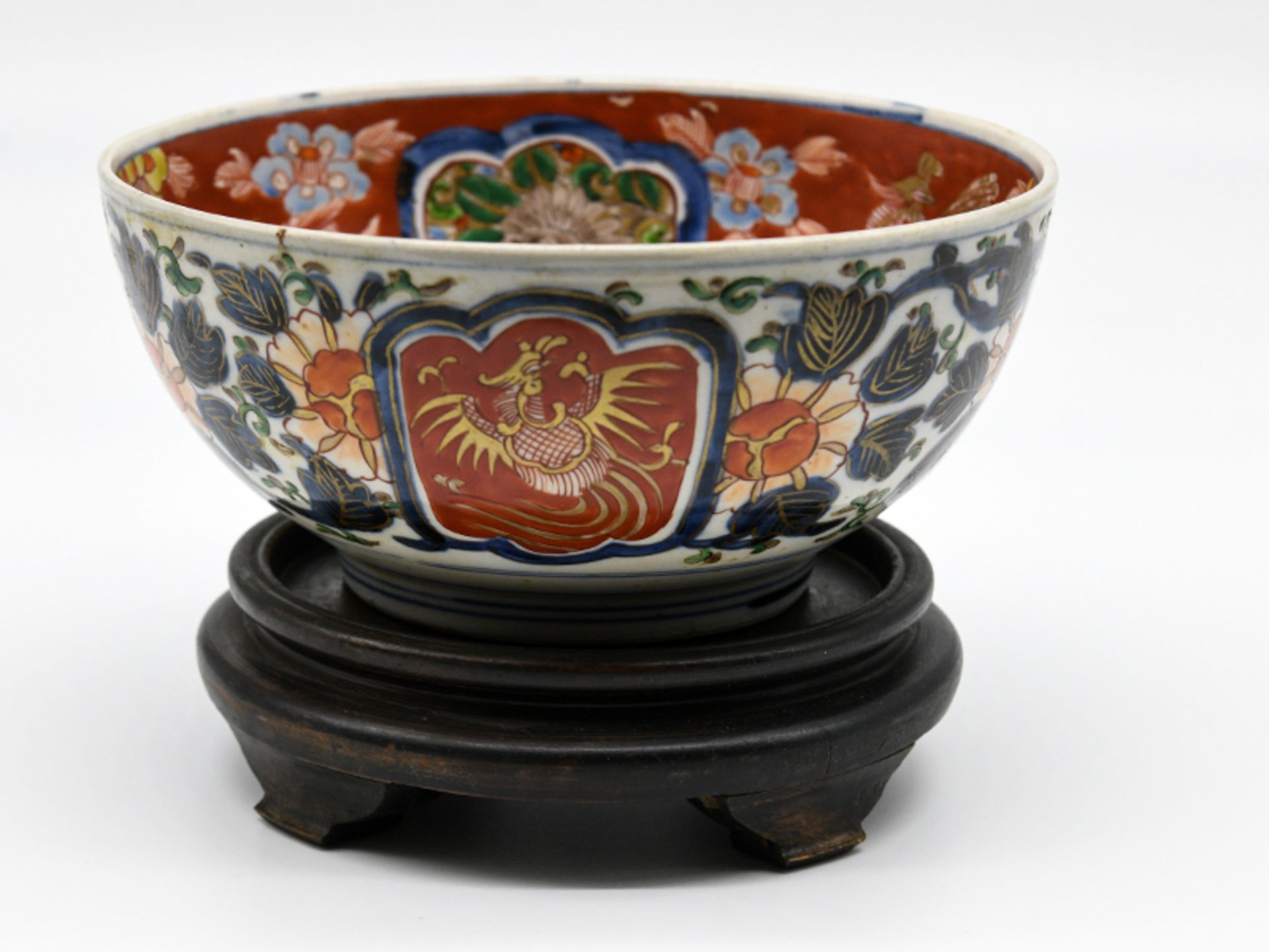 Kumme mit Imari-Dekor; China; wohl 19. Jh.Porzellan mit unter Glasur blauer sowie eisenroter und - Image 2 of 6