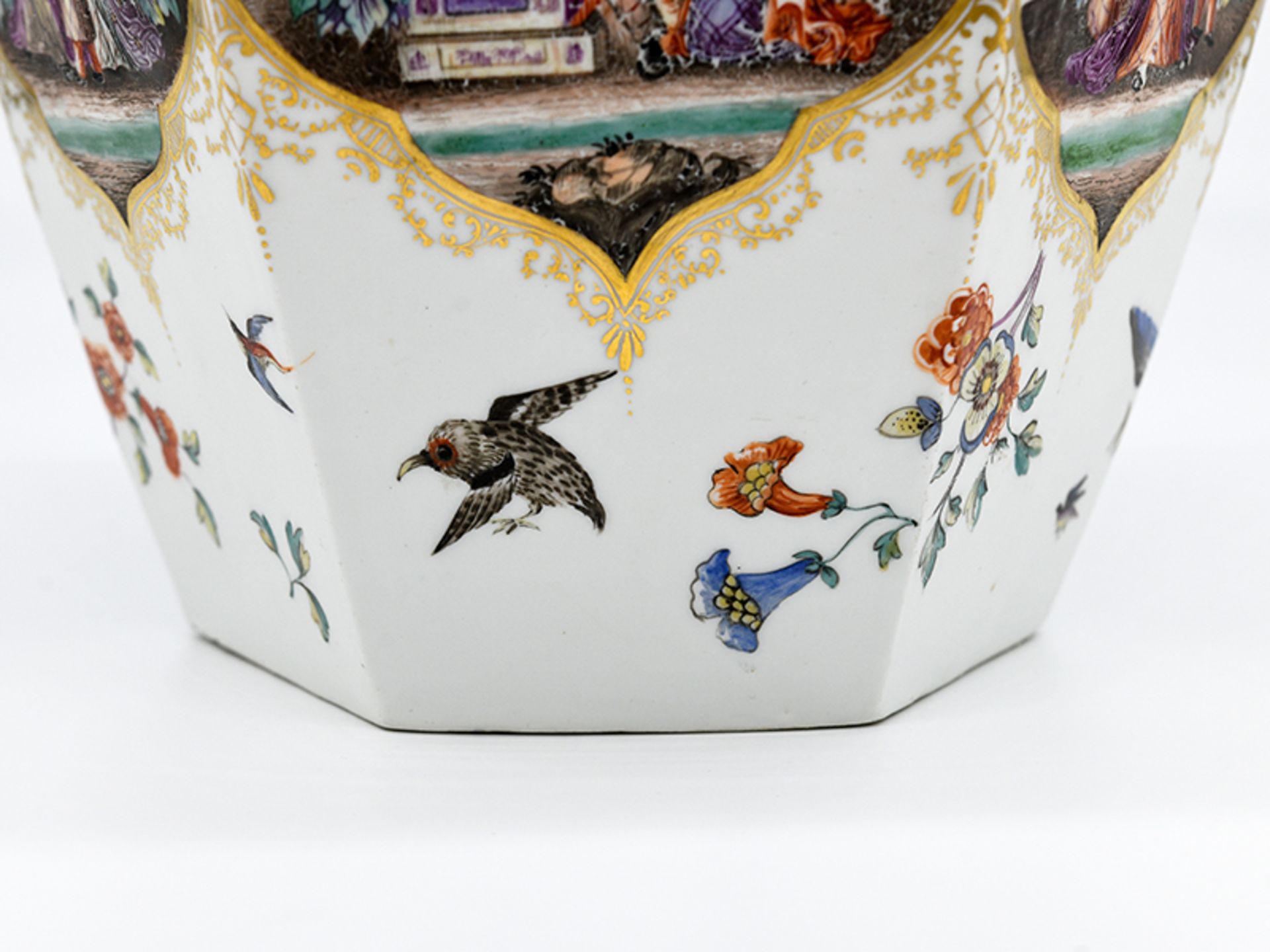 Große Augustus-Rex-Deckelvase mit Höroldt-Chinoiserien; Meissen; um 1730.<br><br>Weißporzellan mit p - Bild 13 aus 15