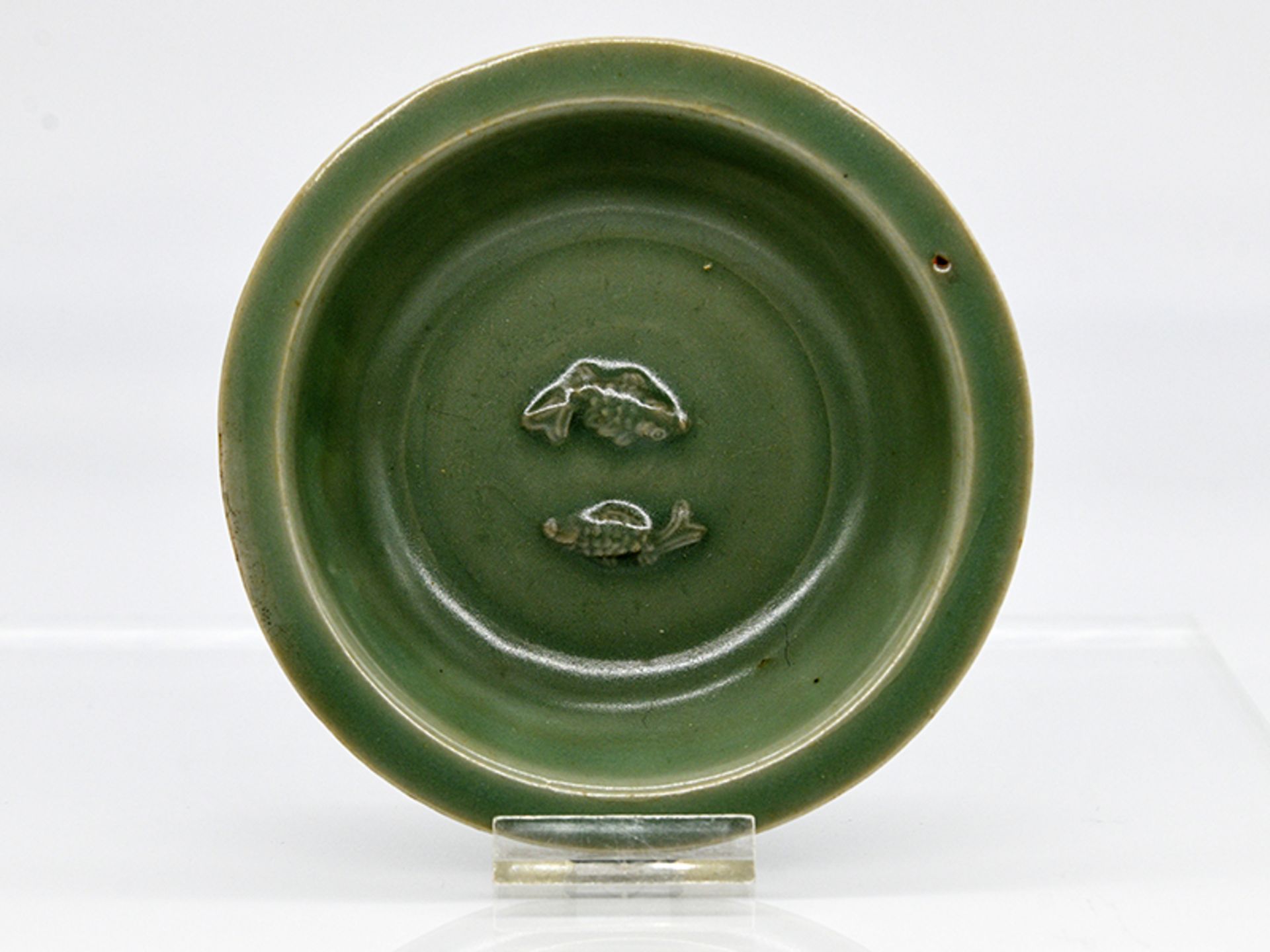 Kleine Schale ("Longquan-ware") mit Fischmotiv; China; Song- oder Yuan-Dynastie (960 - 1368).