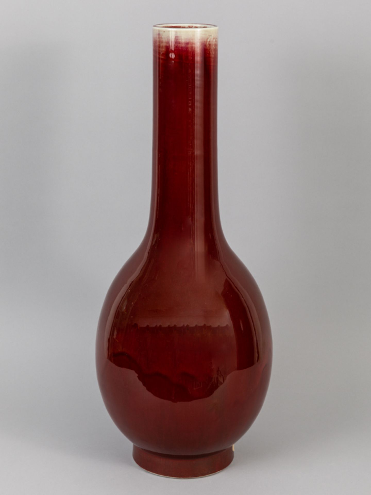 Große Flaschenvase mit "sangue de boeuf"-Farbglasur; China; wohl Chien Lung-Periode (1736 - 1795).