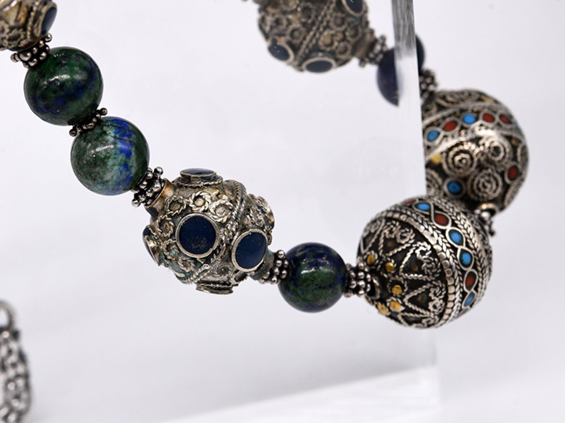 3 verschiedene Ketten und 1 Armband mit Farbsteinen und Emaille; im orientalischen Stil; 20. Jh. - Image 3 of 5