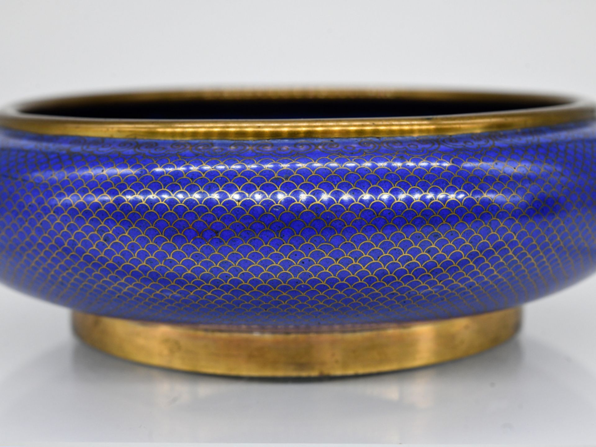 Cloisonné-Schale; China; 19. Jh.Kupfer/Messing mit blau-goldfarbigem Emaille-Cloisonné-Dekor; - Image 3 of 7