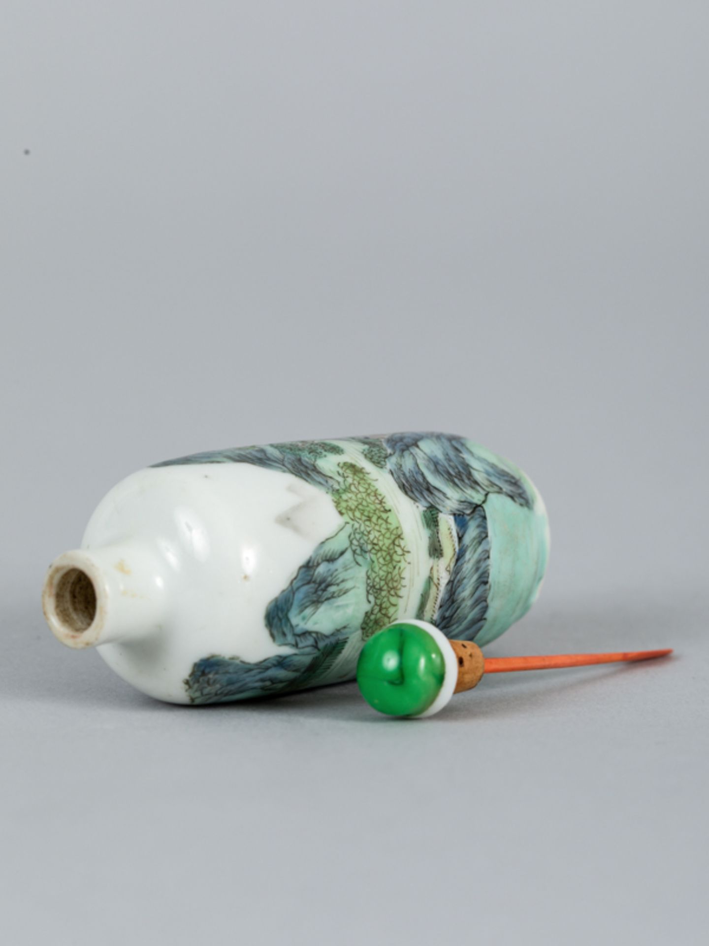 Snuffbottle mit "famille verte"-Dekor; China 19. Jh.Porzellan mit grün-blau-tonig variierter - Image 5 of 8