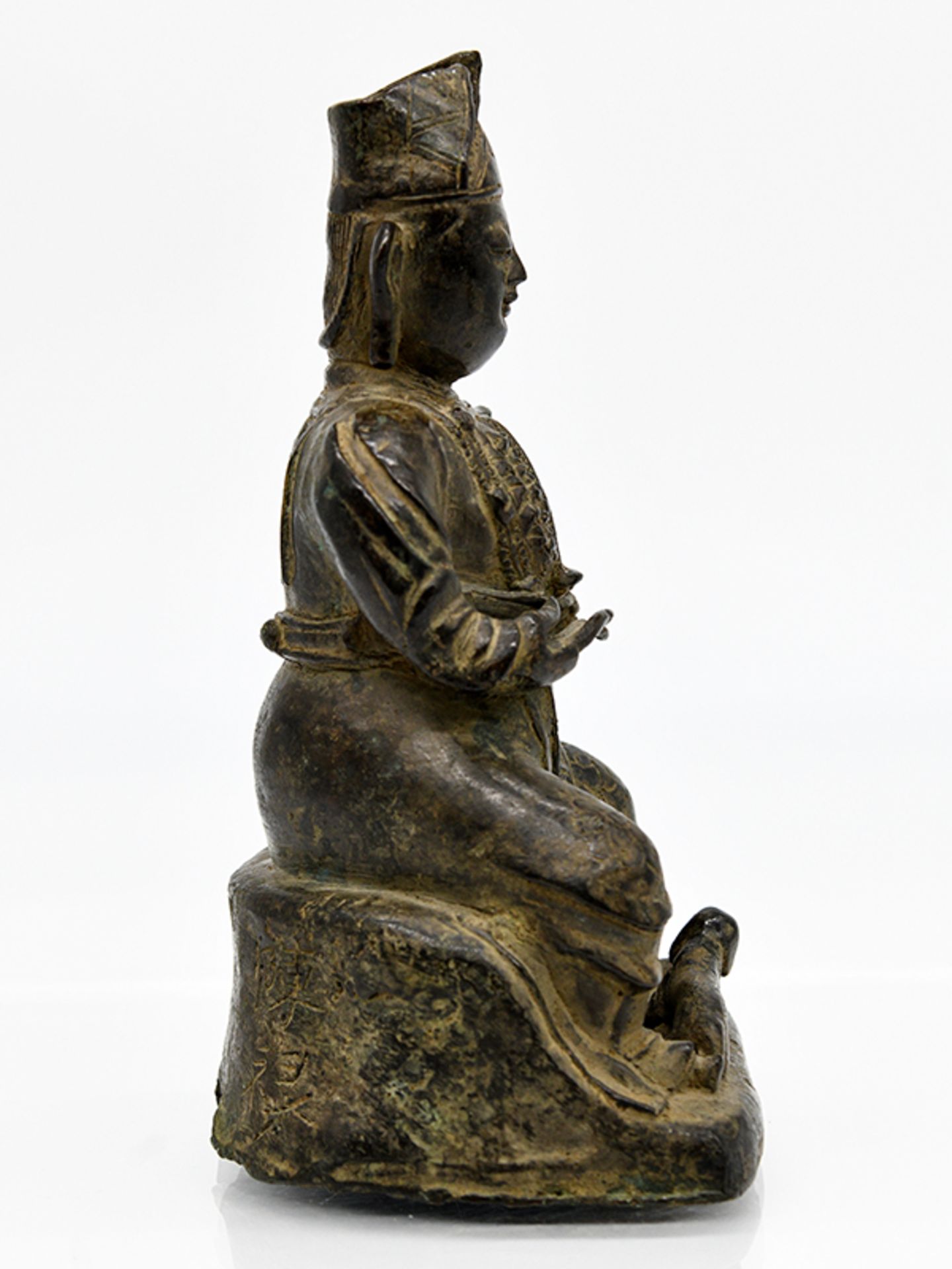 Ahnen-/Tempelfigur im Stil der Ming-Zeit; Tibet oder China; wohl 19./20. Jh.Bronze mit Alterspatina; - Image 10 of 10