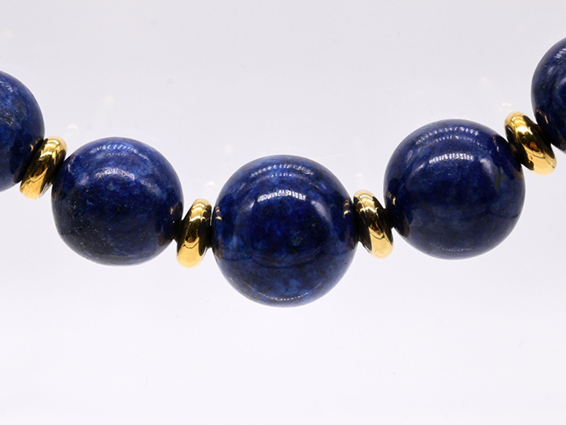 Collier mit Lapislazuli-Kugeln; 21. Jh.<br><br>Lapislazuli-Kugeln; im Verlauf. Auf metallfarbener Co - Bild 2 aus 3