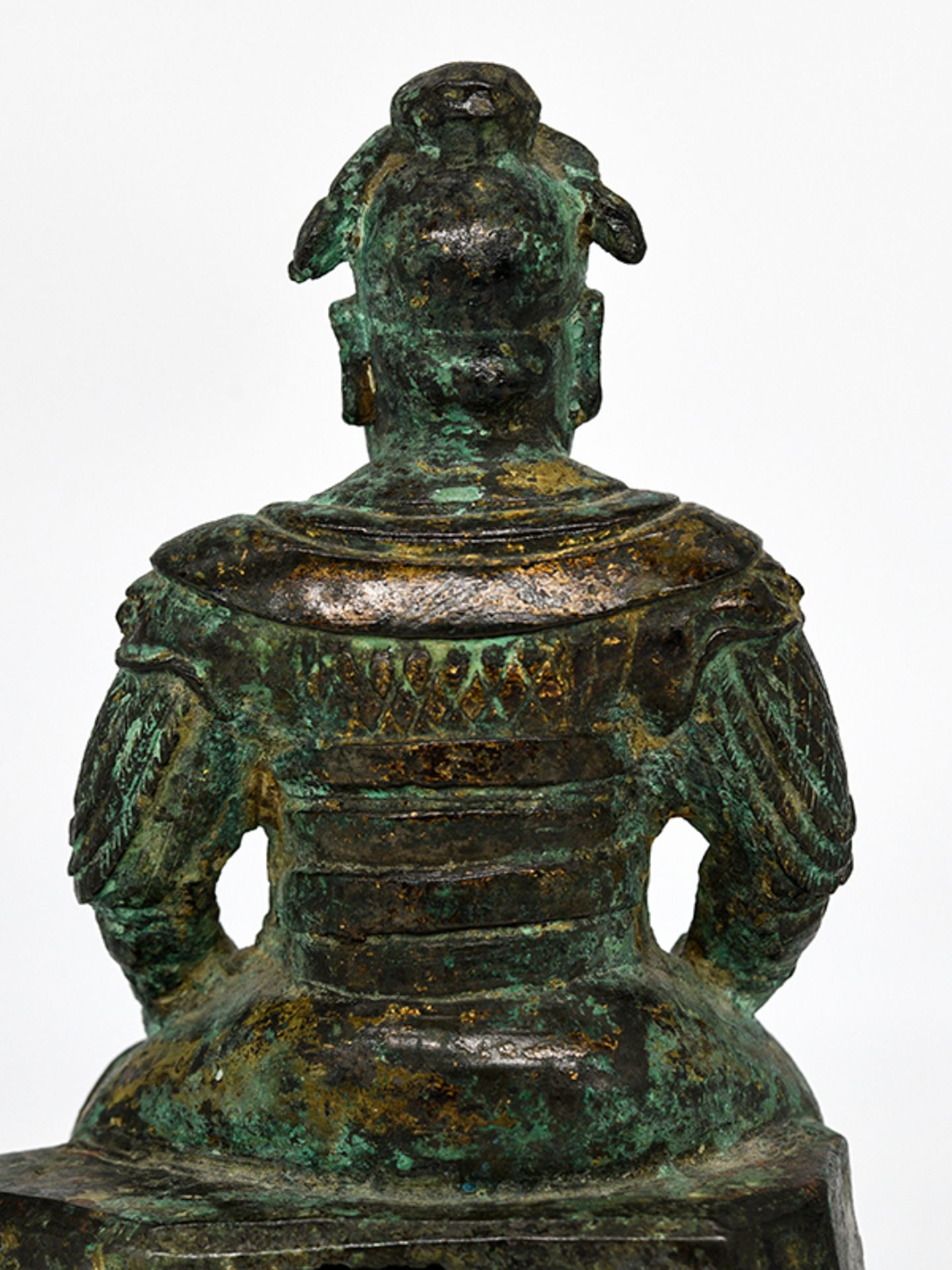 Figur eines chinesischen Kriegers bzw. Feldherrn; China; wohl 19. Jh.Bronze; grünliche Patina mit - Image 7 of 8