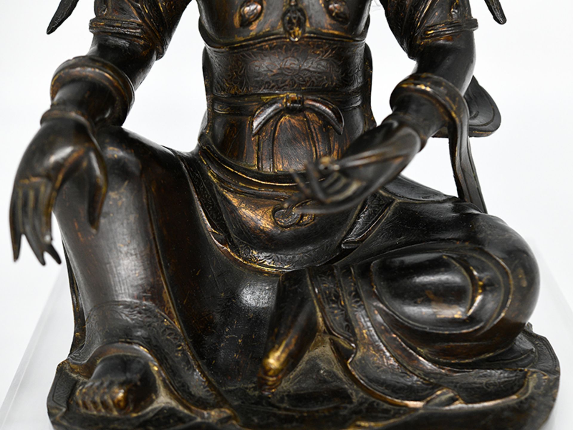 Bronze-Plastik der "Guan Yin"/ Buddha; China; wohl Ming-Dynastie (1368 - 1644).<br><br>Bronze mit Re - Bild 8 aus 20