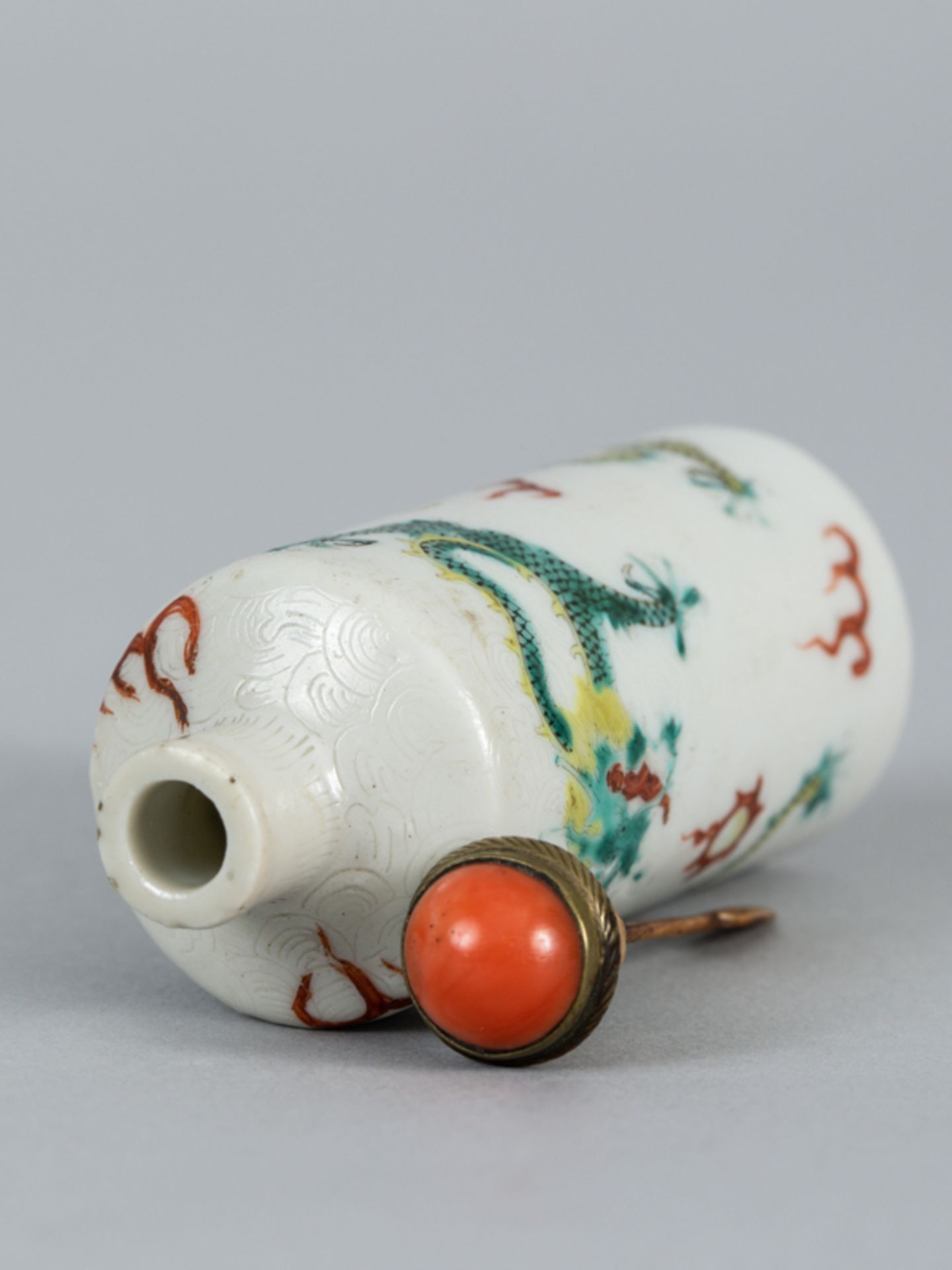 Snuffbottle mit "famille verte"-Drachen-Dekor; Chien Lung-Marke; China 19./20. Jh.Porzellan mit - Image 3 of 9