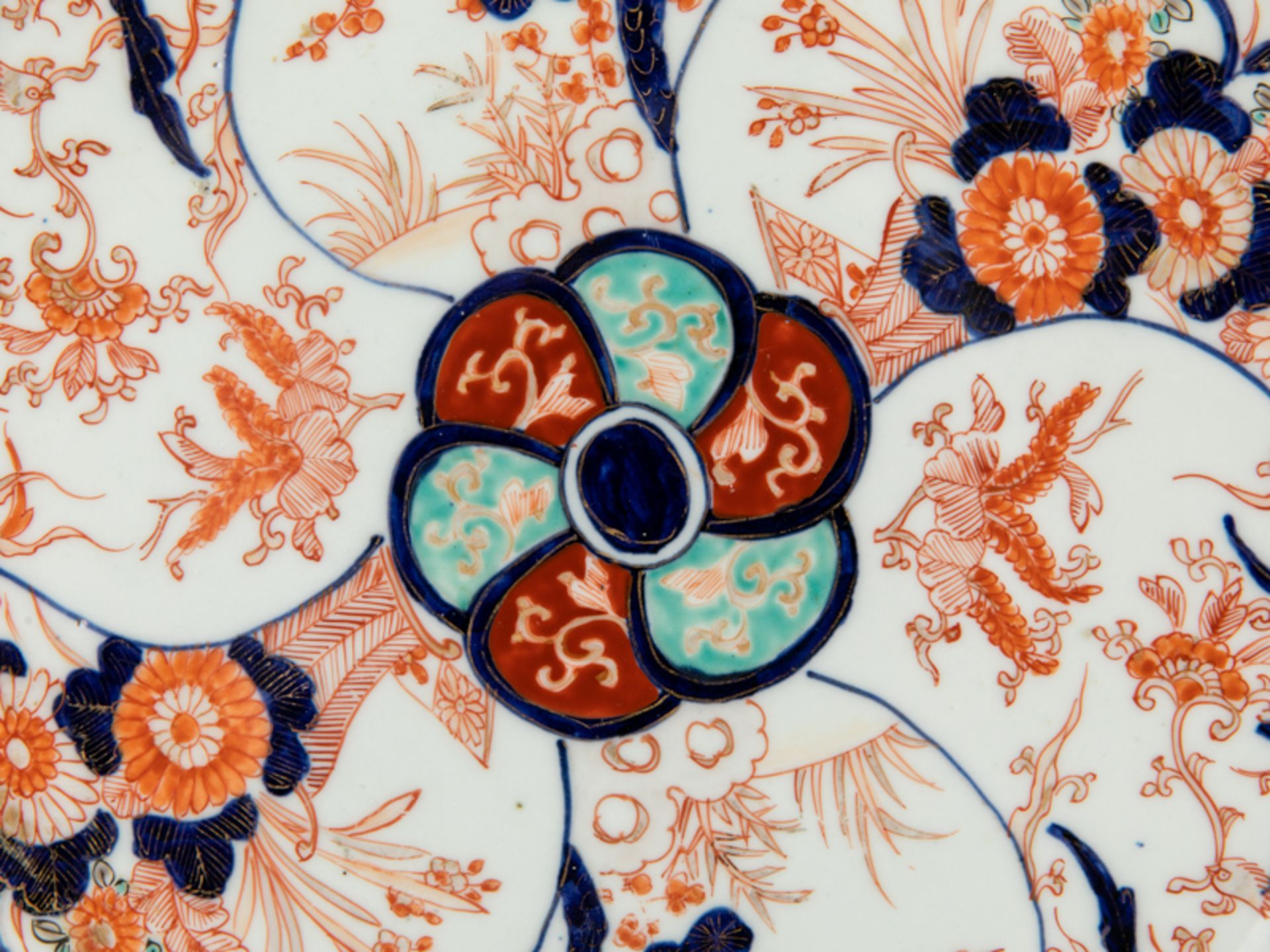 Größere Schale mit Imari-Dekor; Japan; 19. Jh.Porzellan mit unter Glasur kobaltblauer Malerei; - Image 2 of 5