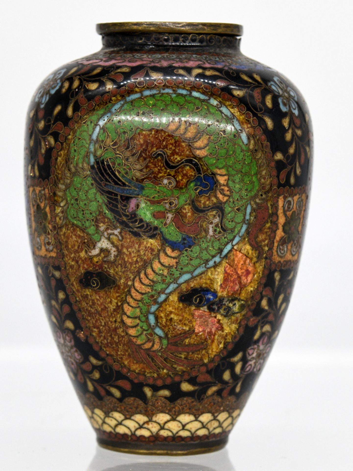 Kleine Cloisonné-Vase; China; wohl 19. Jh.Kupfer/Messing mit polychromem Emaille-Cloisonnédekor; u.