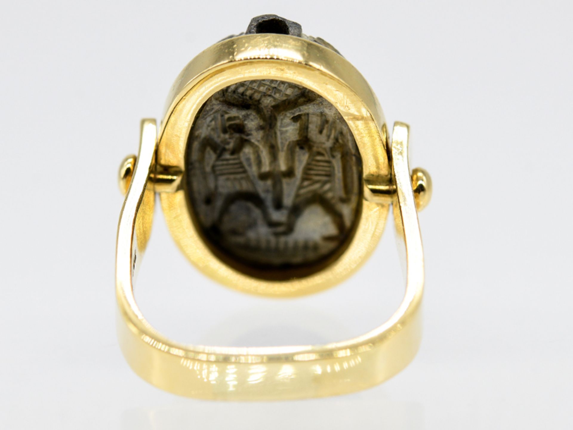Ring mit Skarabäus; Goldschmiedearbeit; 90- er Jahre.750/- Gelbgold. Gesamtgewicht ca. 10;5 g. - Image 6 of 6