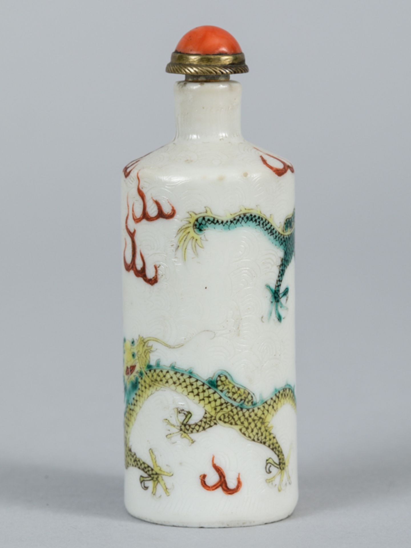 Snuffbottle mit "famille verte"-Drachen-Dekor; Chien Lung-Marke; China 19./20. Jh.Porzellan mit - Image 7 of 9