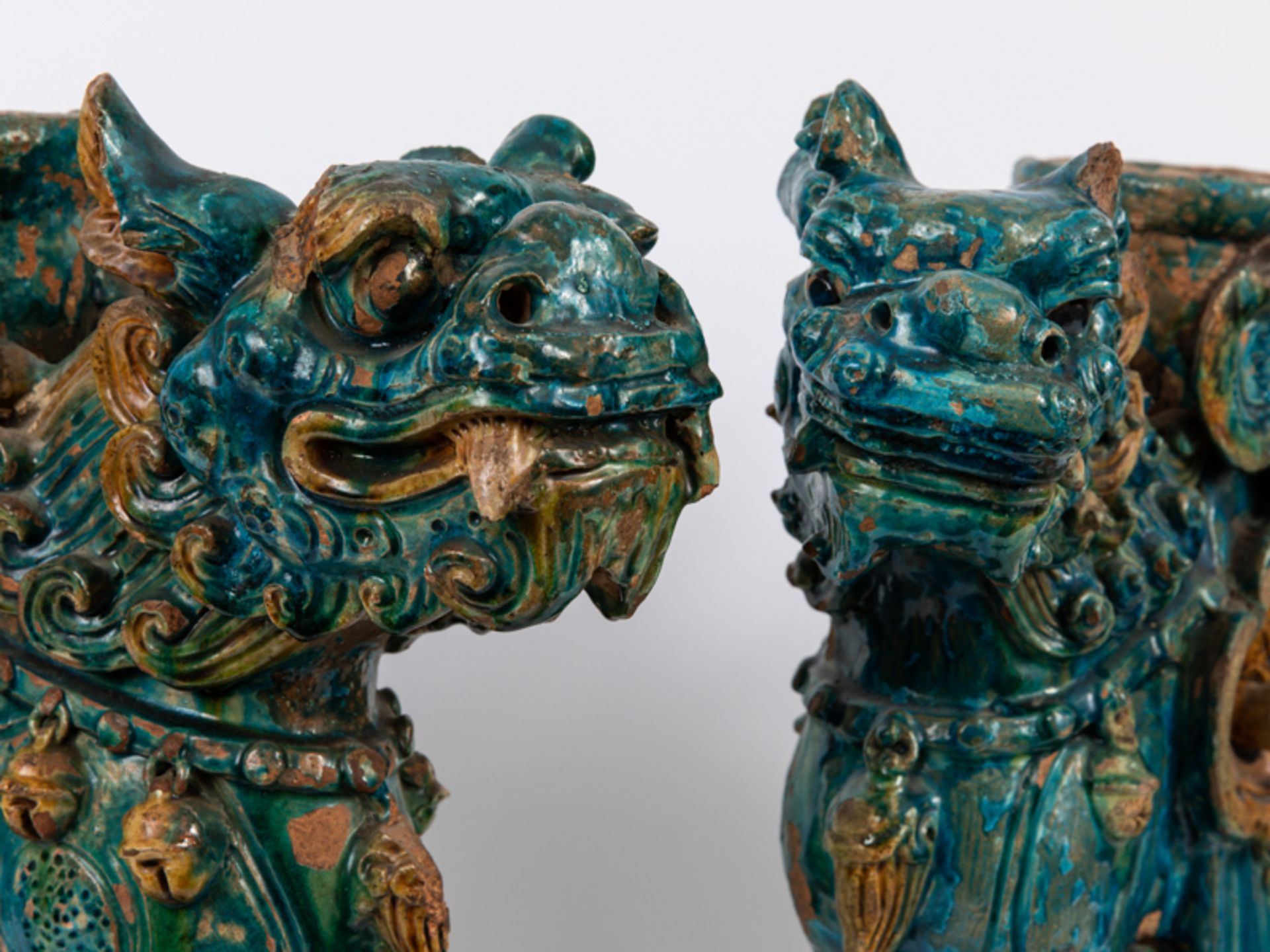 Paar Fo-Hunde als Standartenträger; China; Ming-Dynastie (1368 - 1644).Terracottaplastiken mit - Image 2 of 25