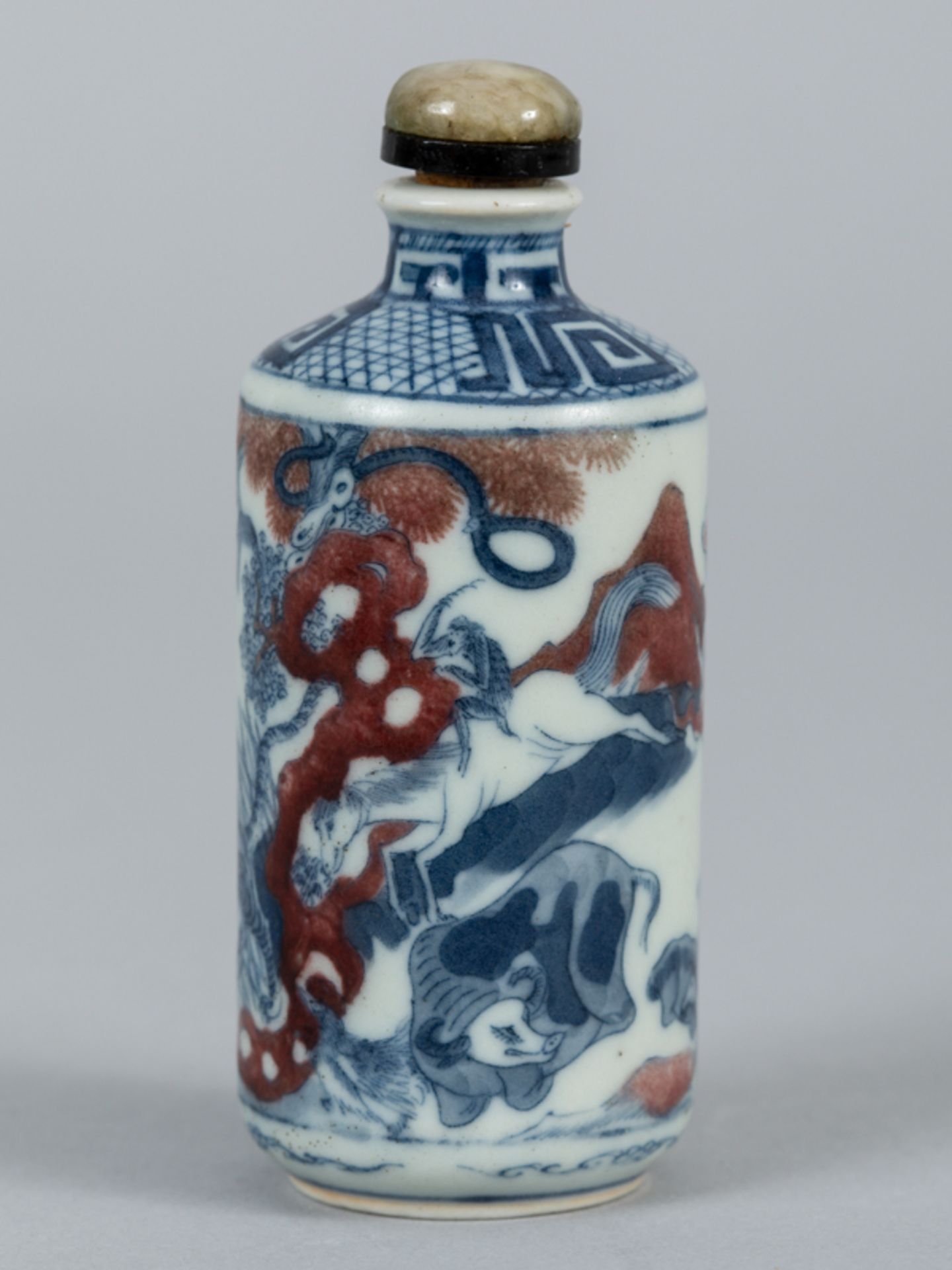 Snuffbottle mit blau-kupferrotem Tier-Dekor; China Mitte 19. Jh.Porzellan mit unter Glasur- - Image 6 of 9