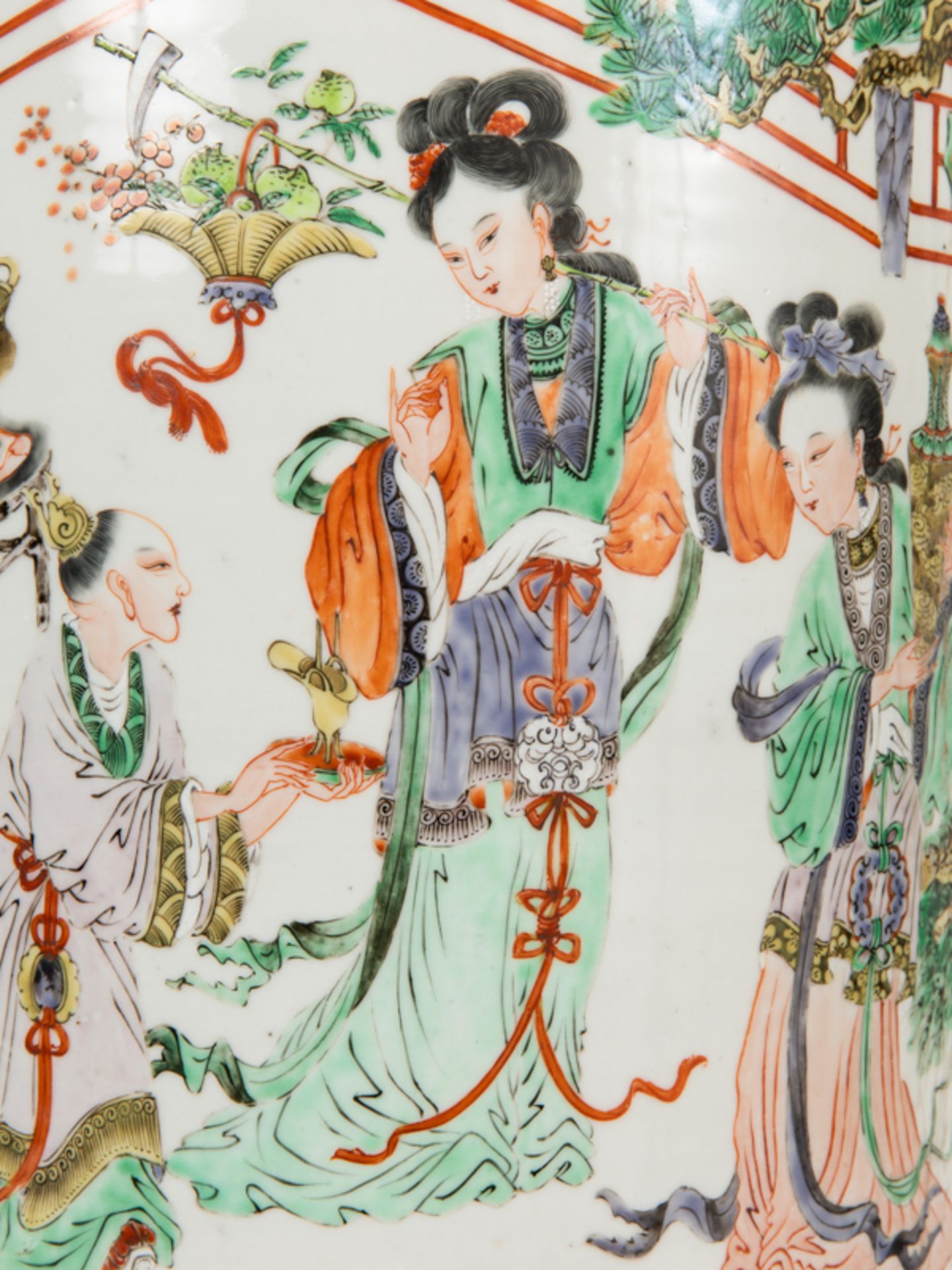 Große Rouleau Vase "famille verte"; China; 19. Jh.Porzellan mit reicher polychromer "famille- - Image 2 of 9
