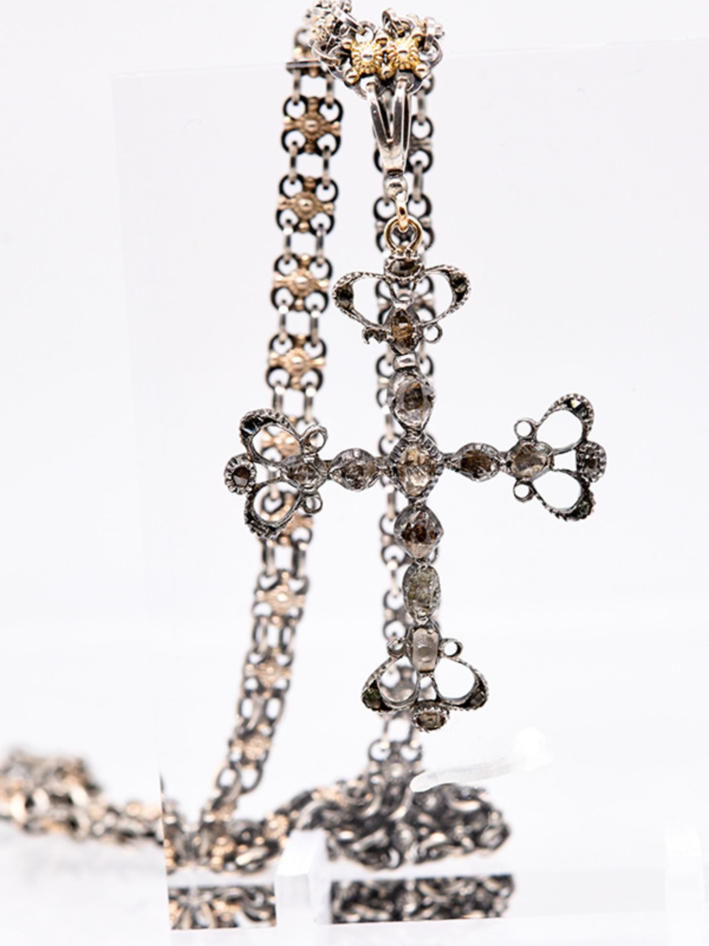 Collierkette und Kreuzanhänger mit farblosen Steinen; 19. Jh.Silber; Gold und Messing. Gesamtgewicht - Image 2 of 3